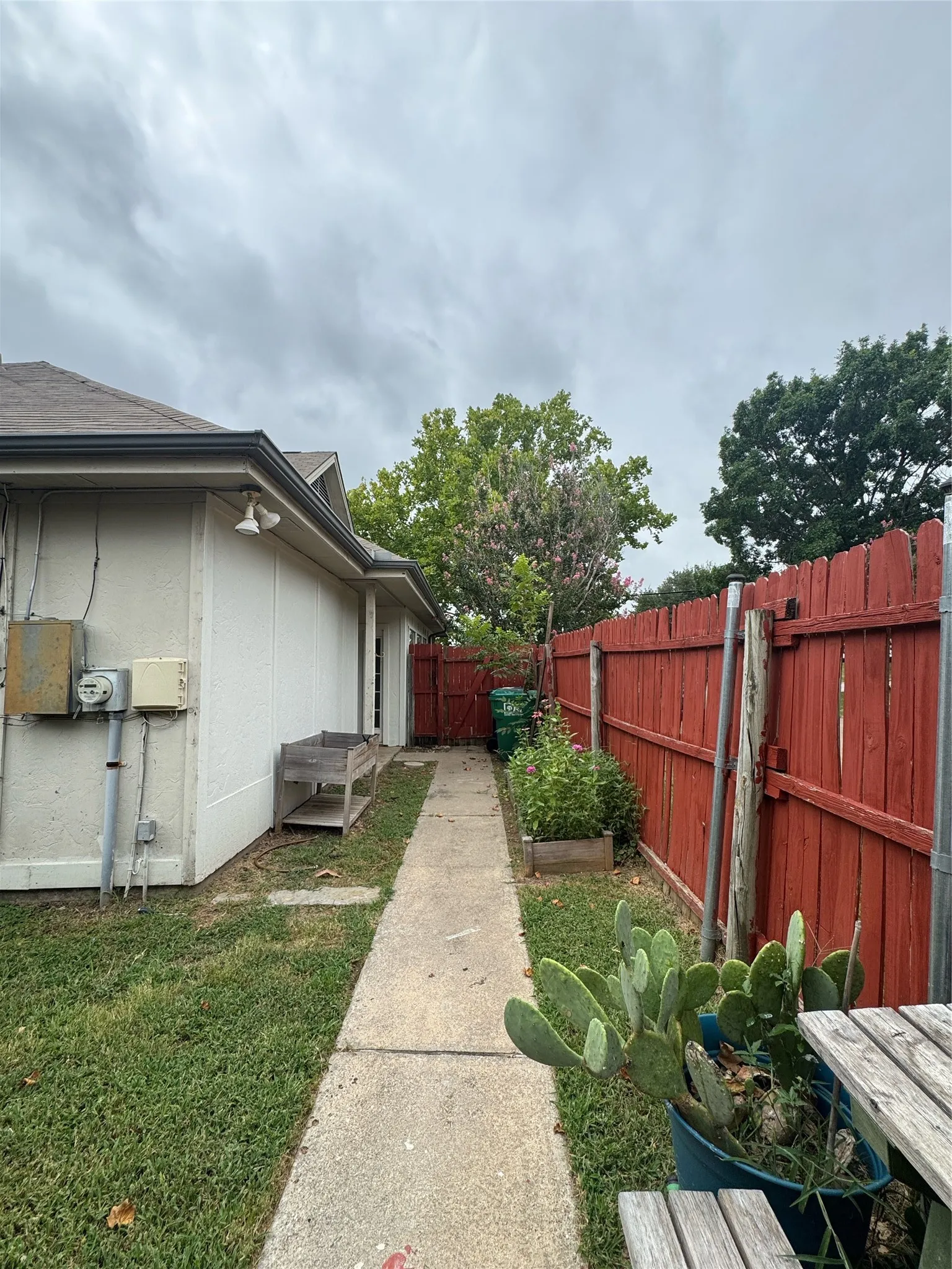 Duplex For Rent in Denton County , 201 E Windsor Drive, Denton, Texas 76209, 3 Bedroom, 2 Bathroom, 2 Garage spaces, 1,090 Sqft, built in 1984, mls#21334736, Real Estate Agent in Denton, Homes For Rent in Denton county, Homes For Rent in Denton, Realtor in Denton Texas, Real Estate Brokerage Independent Realty Texas, Luminita Cordes Realtor