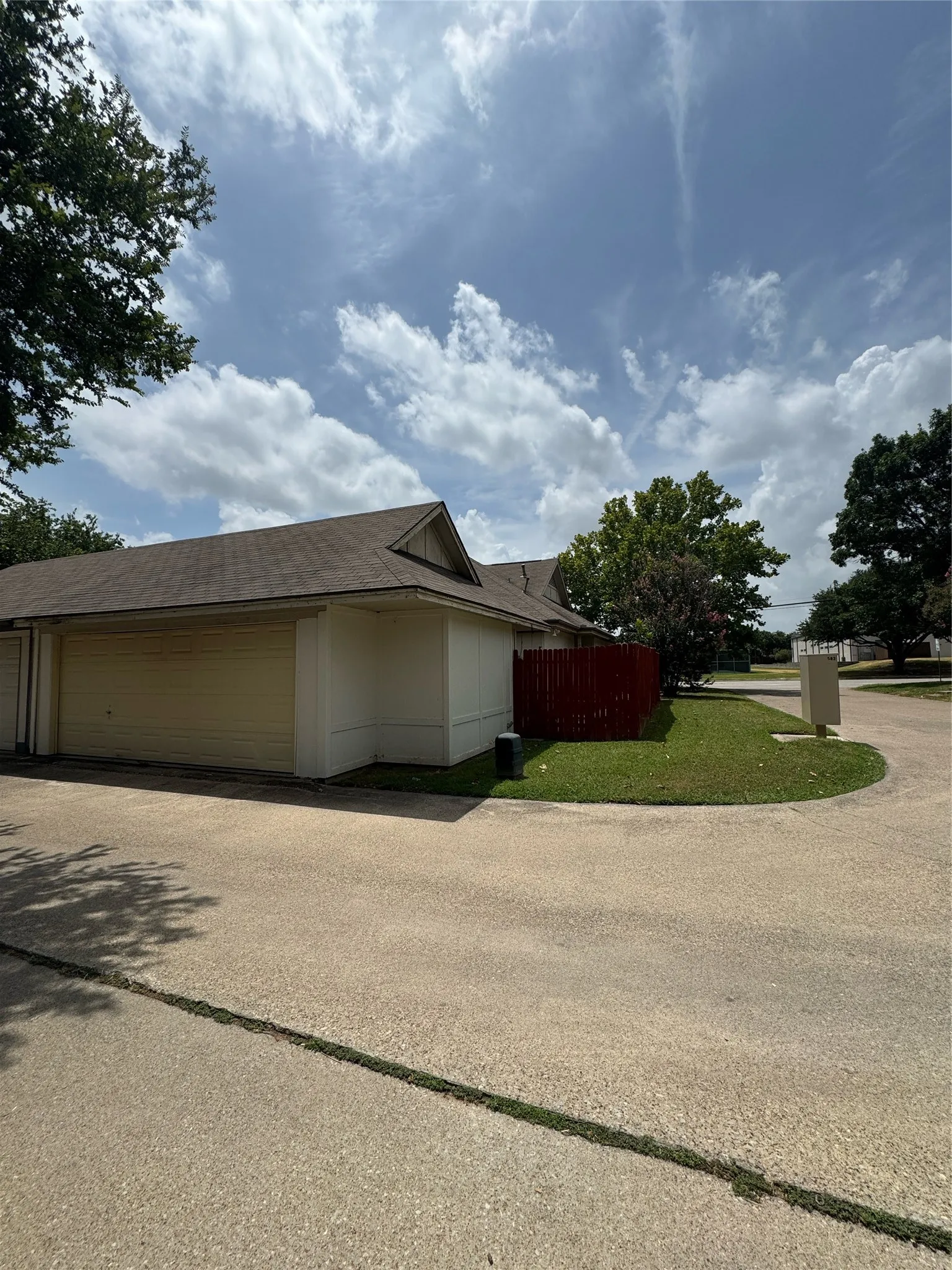 Duplex For Rent in Denton County , 201 E Windsor Drive, Denton, Texas 76209, 3 Bedroom, 2 Bathroom, 2 Garage spaces, 1,090 Sqft, built in 1984, mls#21334736, Real Estate Agent in Denton, Homes For Rent in Denton county, Homes For Rent in Denton, Realtor in Denton Texas, Real Estate Brokerage Independent Realty Texas, Luminita Cordes Realtor