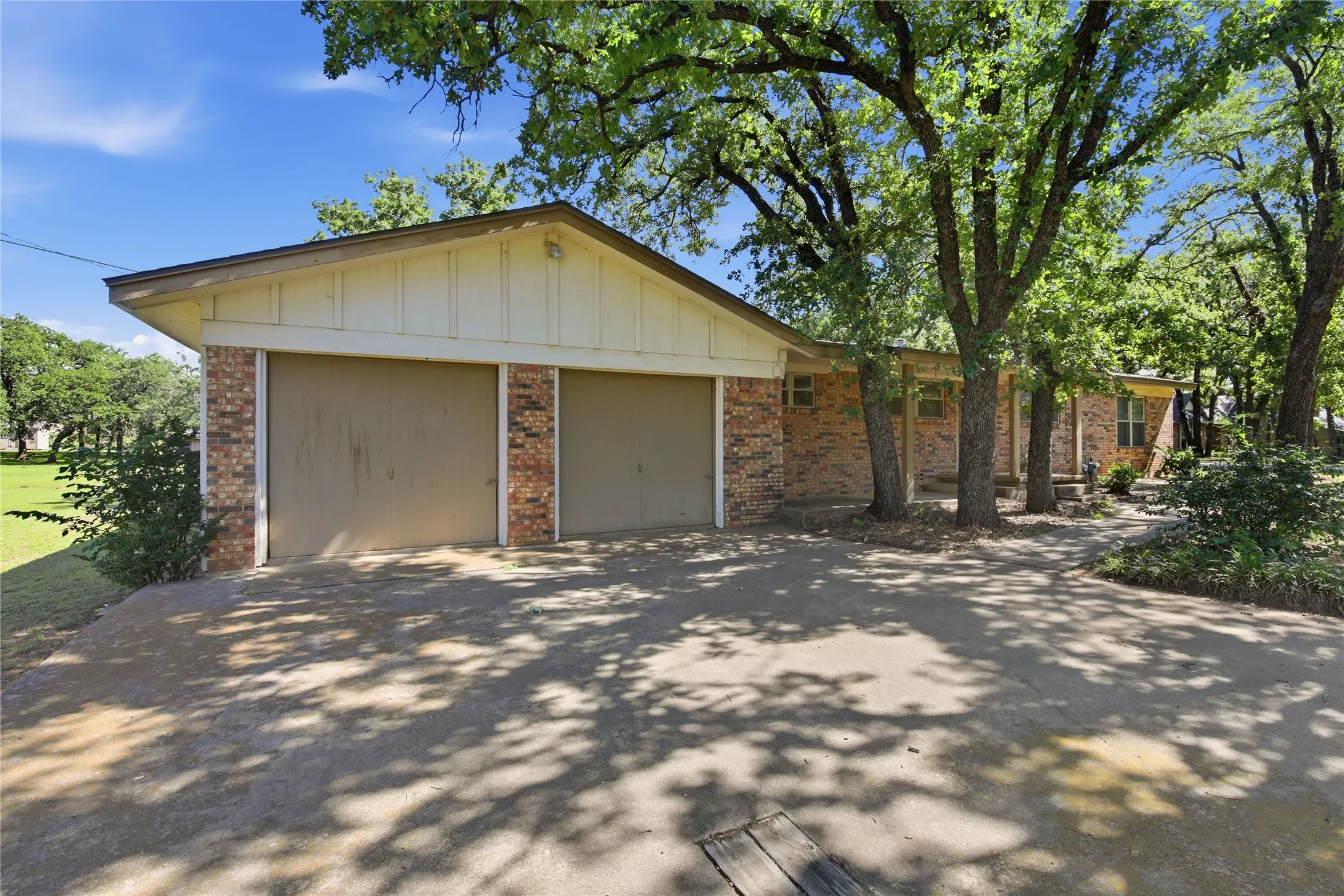 Single Family Residence For Sale in Tarrant County , 1251 Johnson Road, Keller, Texas 76248, 3 Bedroom, 2 Bathroom, 2 Garage spaces, 1,930 Sqft, built in 1954, mls#21334145, Real Estate Agent in Keller, Homes For Sale in Tarrant county, Homes For Sale in Keller, Realtor in Keller Texas, Real Estate Brokerage Independent Realty Texas, Luminita Cordes Realtor