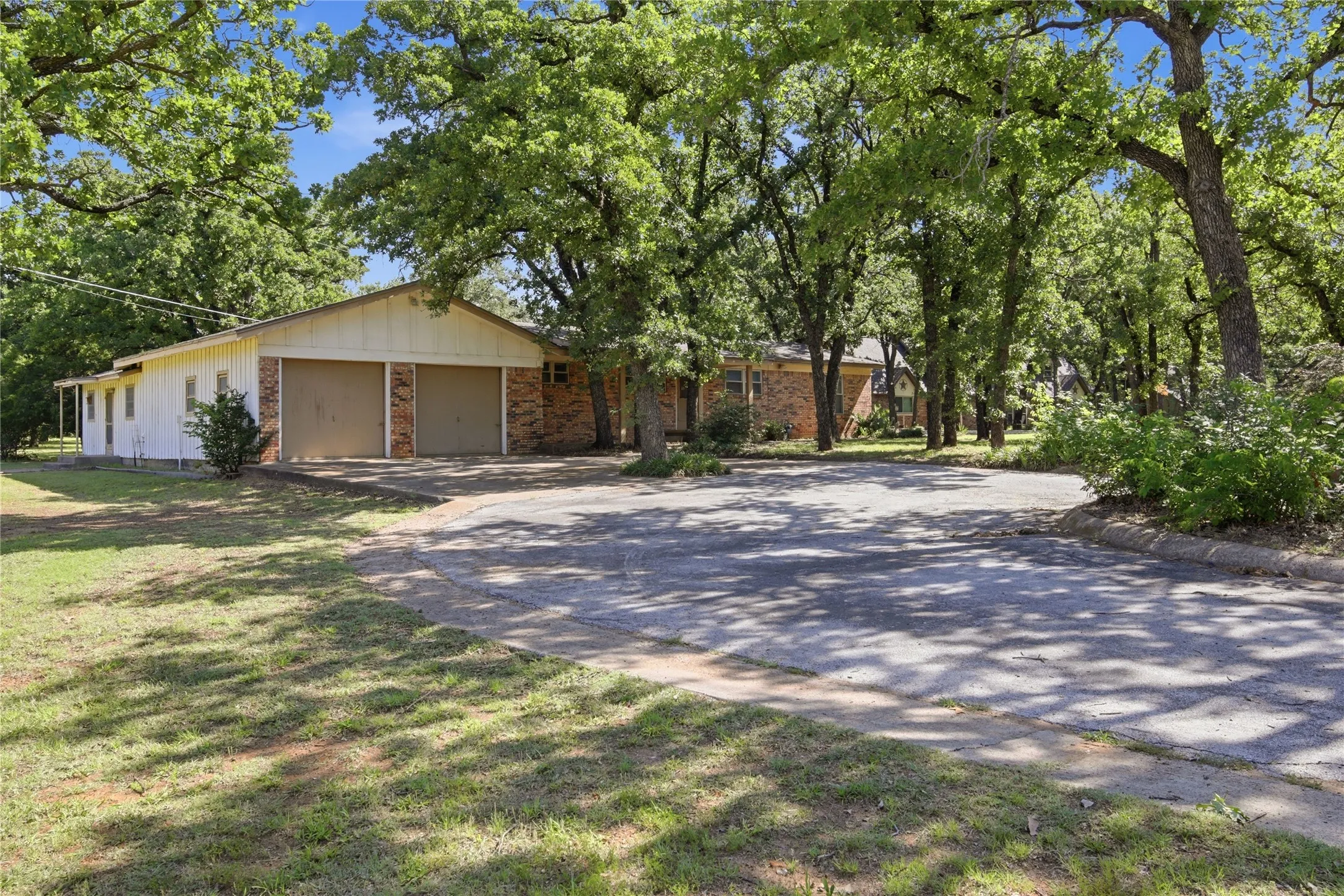 Single Family Residence For Sale in Tarrant County , 1251 Johnson Road, Keller, Texas 76248, 3 Bedroom, 2 Bathroom, 2 Garage spaces, 1,930 Sqft, built in 1954, mls#21334145, Real Estate Agent in Keller, Homes For Sale in Tarrant county, Homes For Sale in Keller, Realtor in Keller Texas, Real Estate Brokerage Independent Realty Texas, Luminita Cordes Realtor