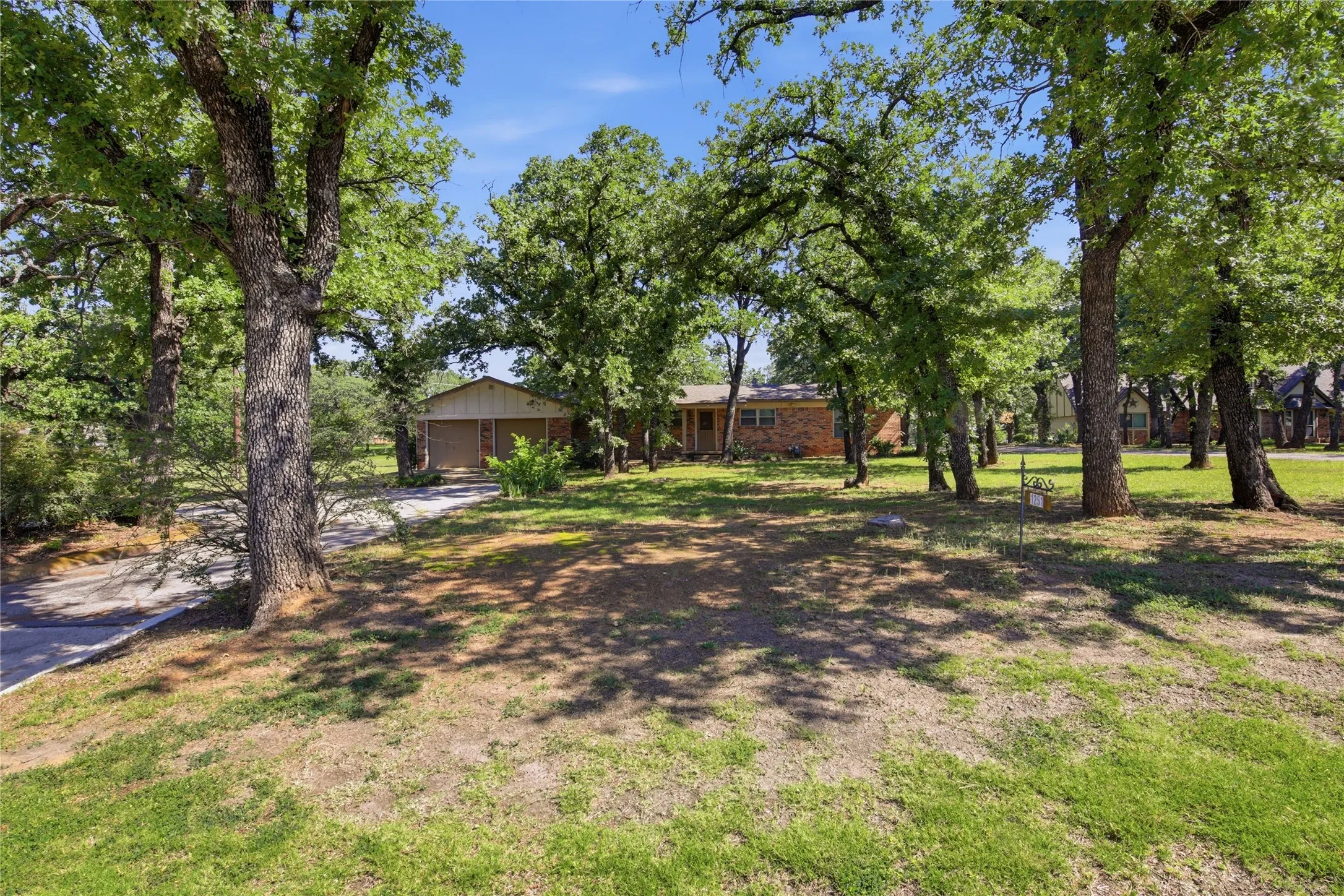 Single Family Residence For Sale in Tarrant County , 1251 Johnson Road, Keller, Texas 76248, 3 Bedroom, 2 Bathroom, 2 Garage spaces, 1,930 Sqft, built in 1954, mls#21334145, Real Estate Agent in Keller, Homes For Sale in Tarrant county, Homes For Sale in Keller, Realtor in Keller Texas, Real Estate Brokerage Independent Realty Texas, Luminita Cordes Realtor