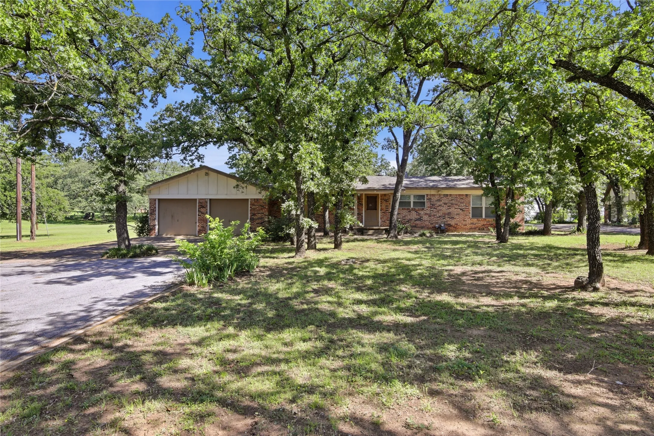 Single Family Residence For Sale in Tarrant County , 1251 Johnson Road, Keller, Texas 76248, 3 Bedroom, 2 Bathroom, 2 Garage spaces, 1,930 Sqft, built in 1954, mls#21334145, Real Estate Agent in Keller, Homes For Sale in Tarrant county, Homes For Sale in Keller, Realtor in Keller Texas, Real Estate Brokerage Independent Realty Texas, Luminita Cordes Realtor