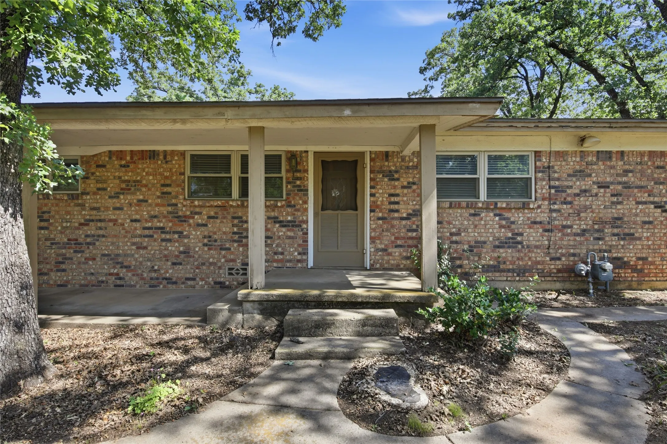 Single Family Residence For Sale in Tarrant County , 1251 Johnson Road, Keller, Texas 76248, 3 Bedroom, 2 Bathroom, 2 Garage spaces, 1,930 Sqft, built in 1954, mls#21334145, Real Estate Agent in Keller, Homes For Sale in Tarrant county, Homes For Sale in Keller, Realtor in Keller Texas, Real Estate Brokerage Independent Realty Texas, Luminita Cordes Realtor