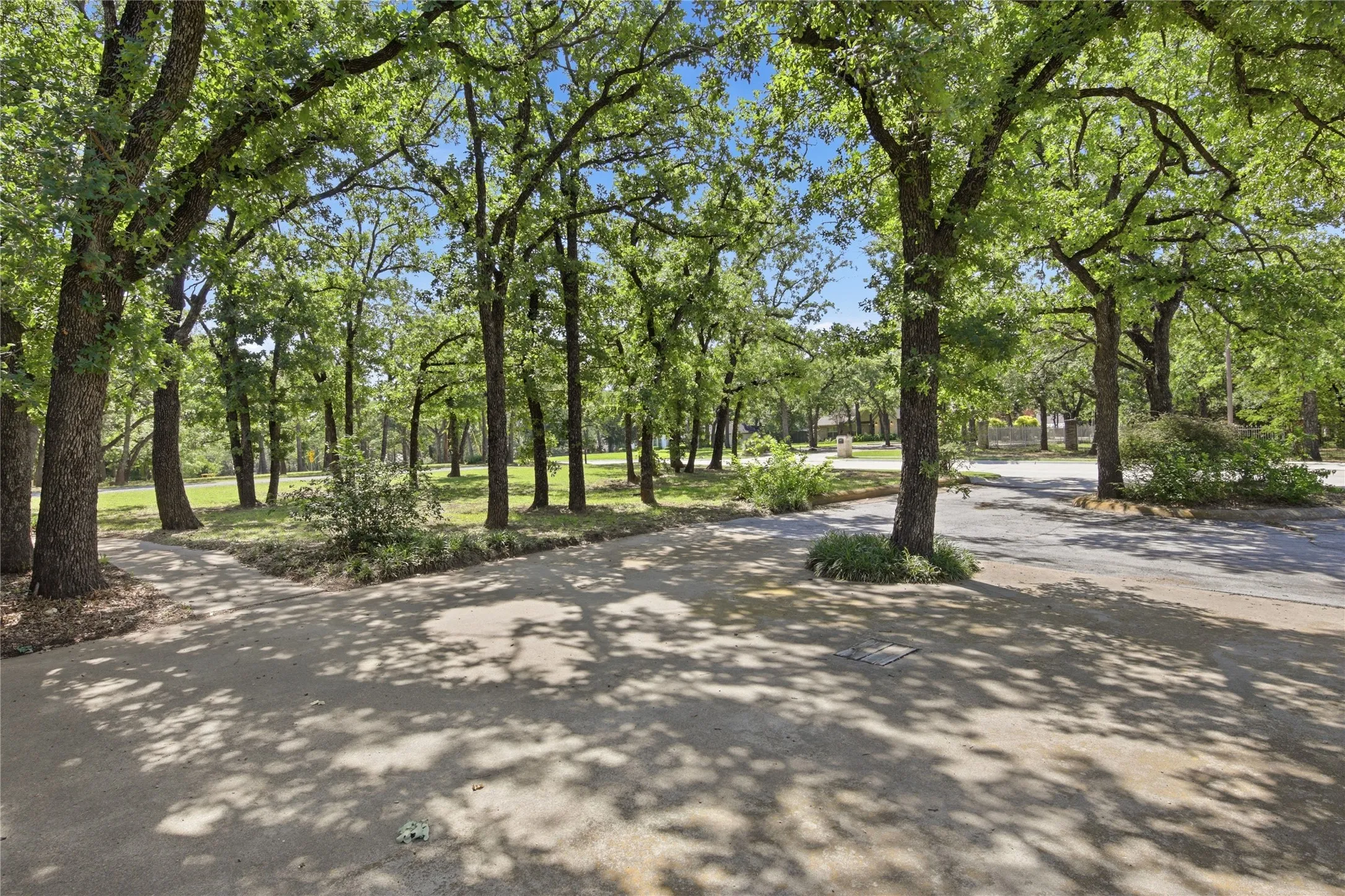 Drive way facing Johnson