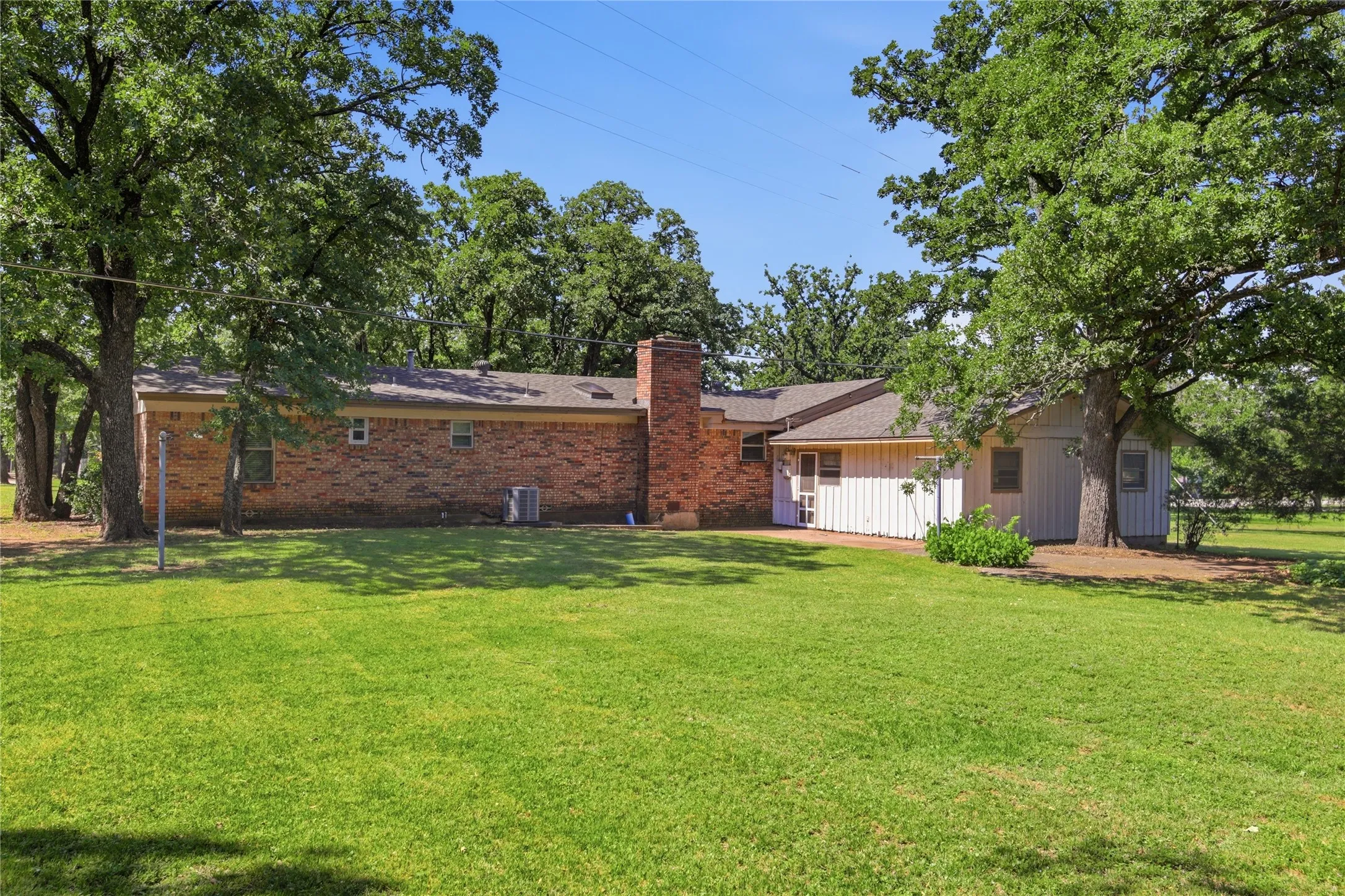 Single Family Residence For Sale in Tarrant County , 1251 Johnson Road, Keller, Texas 76248, 3 Bedroom, 2 Bathroom, 2 Garage spaces, 1,930 Sqft, built in 1954, mls#21334145, Real Estate Agent in Keller, Homes For Sale in Tarrant county, Homes For Sale in Keller, Realtor in Keller Texas, Real Estate Brokerage Independent Realty Texas, Luminita Cordes Realtor