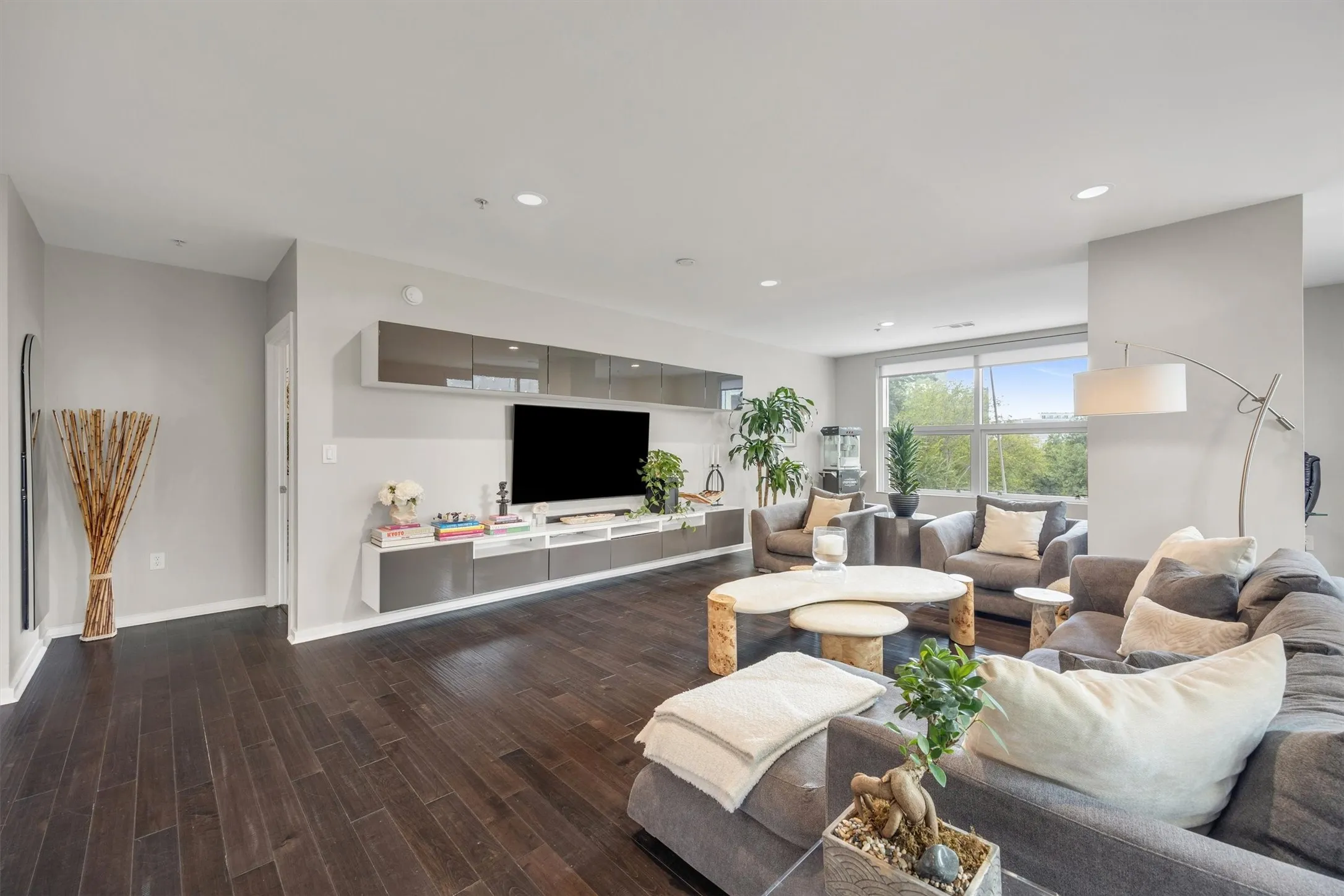 Condominium For Sale in Dallas County , 2323 N Houston Street 202, Dallas, Texas 75219, 2 Bedroom, 2 Bathroom, 3 Garage spaces, 1,784 Sqft, built in 2005, mls#21334817, Real Estate Agent in Dallas, Homes For Sale in Dallas county, Homes For Sale in Dallas, Realtor in Dallas Texas, Real Estate Brokerage Independent Realty Texas, Luminita Cordes Realtor