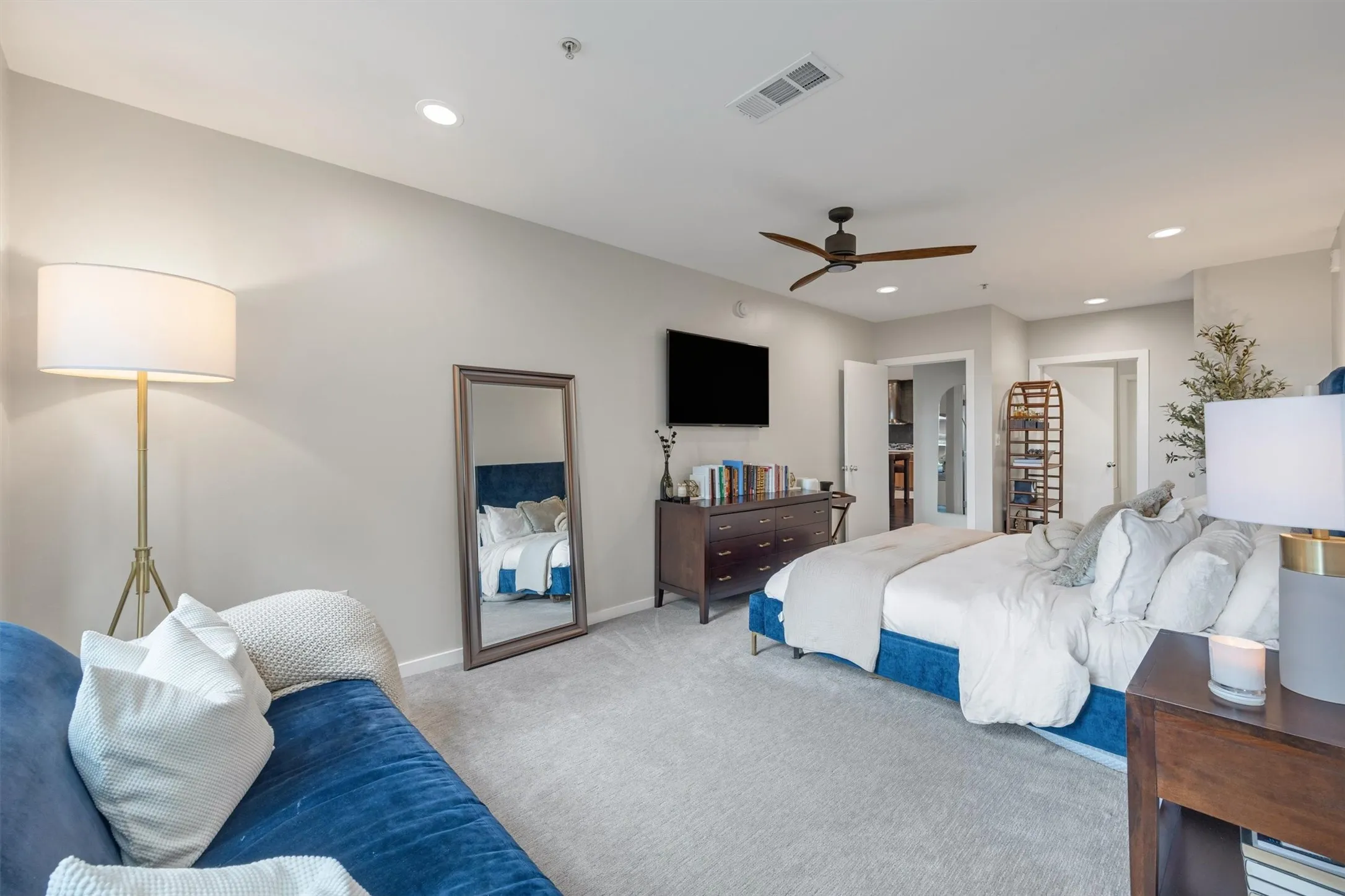 Condominium For Sale in Dallas County , 2323 N Houston Street 202, Dallas, Texas 75219, 2 Bedroom, 2 Bathroom, 3 Garage spaces, 1,784 Sqft, built in 2005, mls#21334817, Real Estate Agent in Dallas, Homes For Sale in Dallas county, Homes For Sale in Dallas, Realtor in Dallas Texas, Real Estate Brokerage Independent Realty Texas, Luminita Cordes Realtor