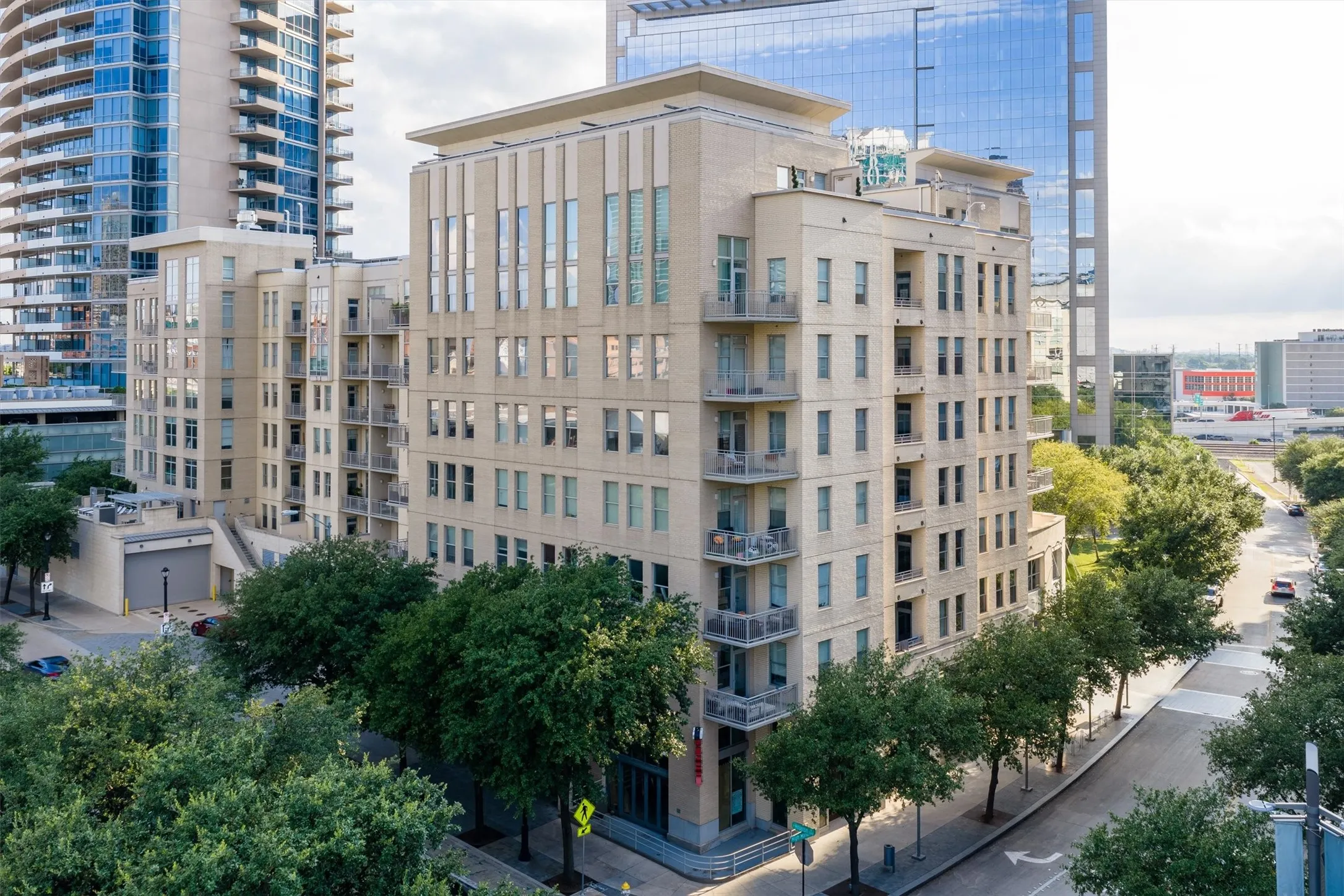 Condominium For Sale in Dallas County , 2323 N Houston Street 202, Dallas, Texas 75219, 2 Bedroom, 2 Bathroom, 3 Garage spaces, 1,784 Sqft, built in 2005, mls#21334817, Real Estate Agent in Dallas, Homes For Sale in Dallas county, Homes For Sale in Dallas, Realtor in Dallas Texas, Real Estate Brokerage Independent Realty Texas, Luminita Cordes Realtor