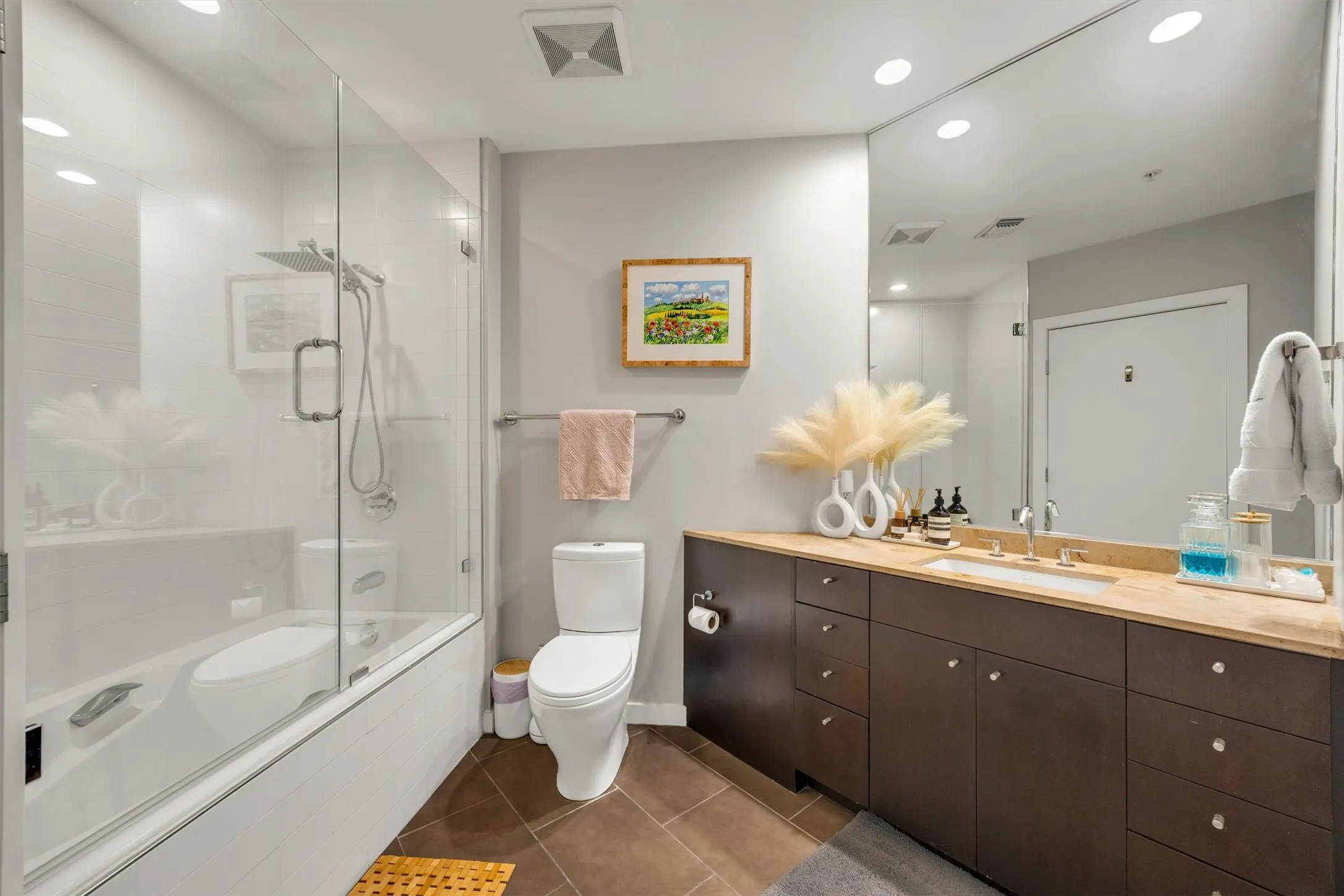 Condominium For Sale in Dallas County , 2323 N Houston Street 202, Dallas, Texas 75219, 2 Bedroom, 2 Bathroom, 3 Garage spaces, 1,784 Sqft, built in 2005, mls#21334817, Real Estate Agent in Dallas, Homes For Sale in Dallas county, Homes For Sale in Dallas, Realtor in Dallas Texas, Real Estate Brokerage Independent Realty Texas, Luminita Cordes Realtor