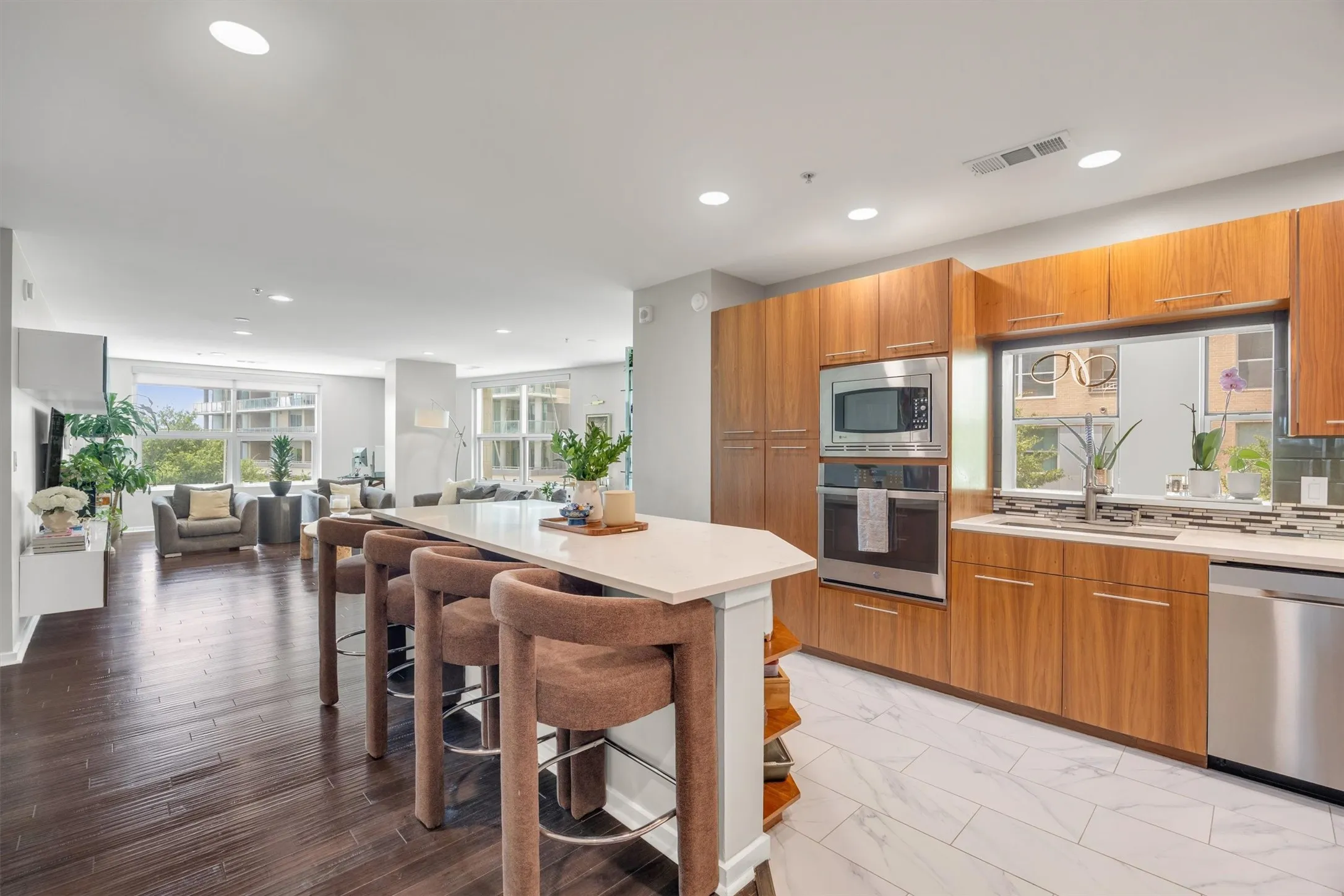 Condominium For Sale in Dallas County , 2323 N Houston Street 202, Dallas, Texas 75219, 2 Bedroom, 2 Bathroom, 3 Garage spaces, 1,784 Sqft, built in 2005, mls#21334817, Real Estate Agent in Dallas, Homes For Sale in Dallas county, Homes For Sale in Dallas, Realtor in Dallas Texas, Real Estate Brokerage Independent Realty Texas, Luminita Cordes Realtor