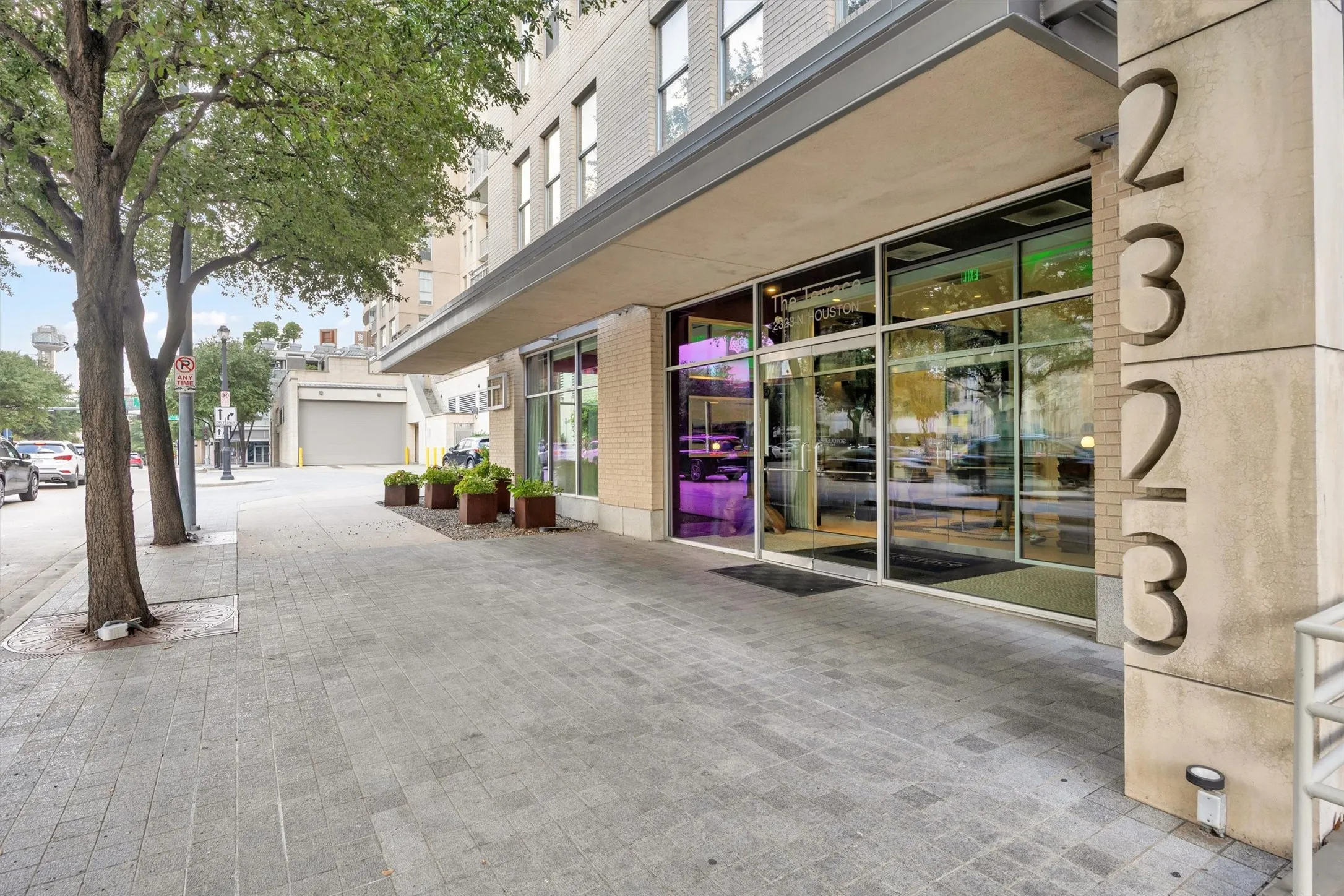 Condominium For Sale in Dallas County , 2323 N Houston Street 202, Dallas, Texas 75219, 2 Bedroom, 2 Bathroom, 3 Garage spaces, 1,784 Sqft, built in 2005, mls#21334817, Real Estate Agent in Dallas, Homes For Sale in Dallas county, Homes For Sale in Dallas, Realtor in Dallas Texas, Real Estate Brokerage Independent Realty Texas, Luminita Cordes Realtor