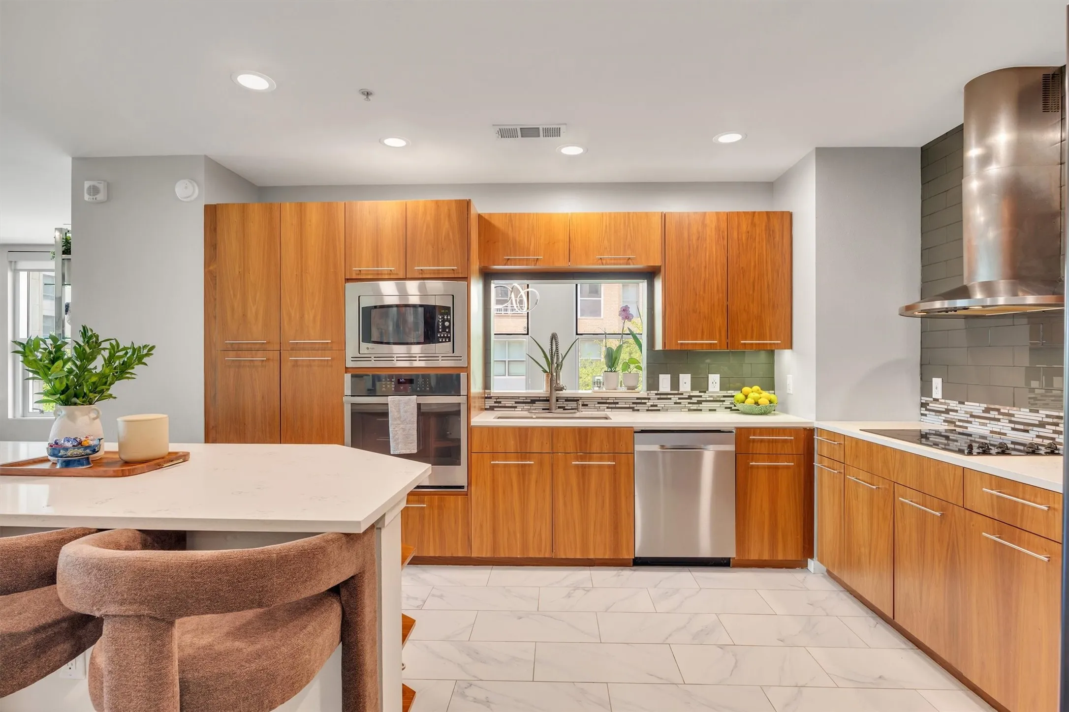 Condominium For Sale in Dallas County , 2323 N Houston Street 202, Dallas, Texas 75219, 2 Bedroom, 2 Bathroom, 3 Garage spaces, 1,784 Sqft, built in 2005, mls#21334817, Real Estate Agent in Dallas, Homes For Sale in Dallas county, Homes For Sale in Dallas, Realtor in Dallas Texas, Real Estate Brokerage Independent Realty Texas, Luminita Cordes Realtor