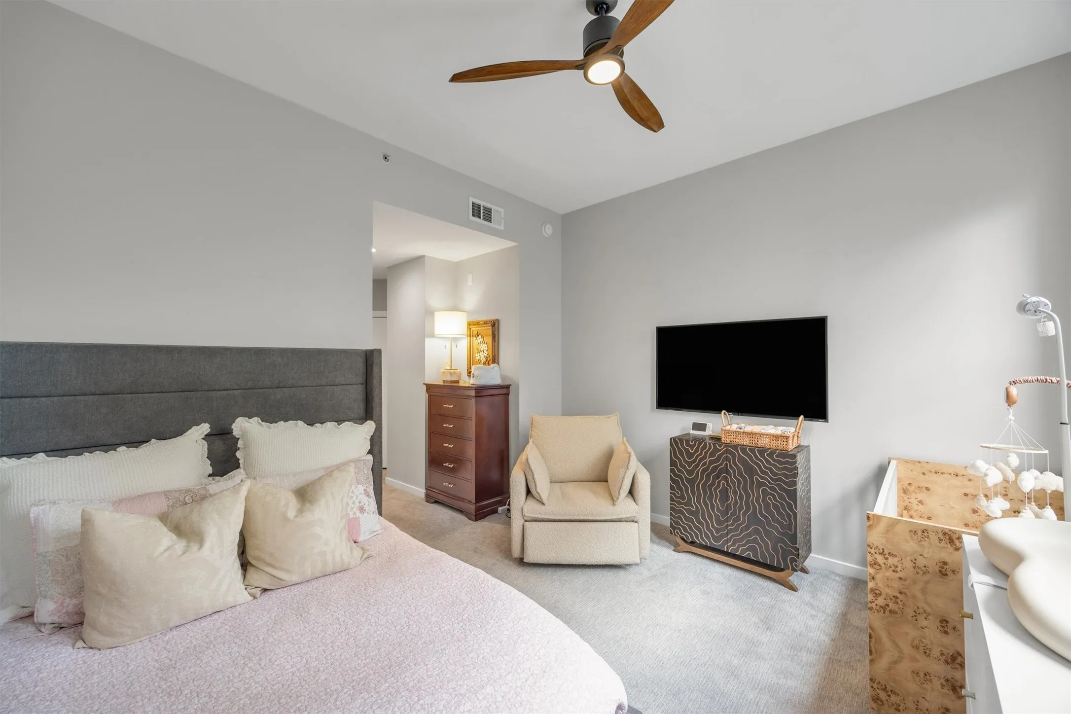 Condominium For Sale in Dallas County , 2323 N Houston Street 202, Dallas, Texas 75219, 2 Bedroom, 2 Bathroom, 3 Garage spaces, 1,784 Sqft, built in 2005, mls#21334817, Real Estate Agent in Dallas, Homes For Sale in Dallas county, Homes For Sale in Dallas, Realtor in Dallas Texas, Real Estate Brokerage Independent Realty Texas, Luminita Cordes Realtor