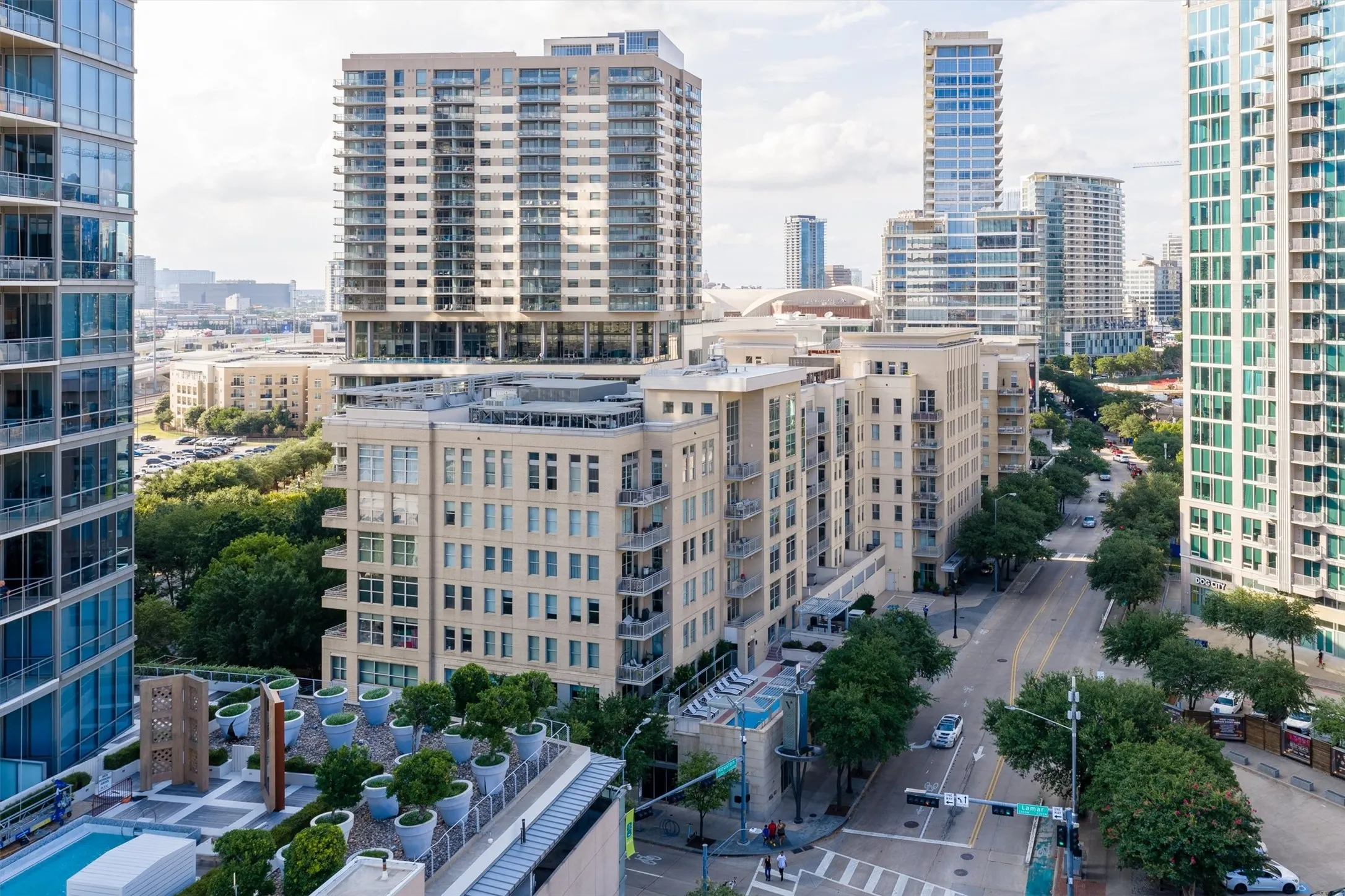 Condominium For Sale in Dallas County , 2323 N Houston Street 202, Dallas, Texas 75219, 2 Bedroom, 2 Bathroom, 3 Garage spaces, 1,784 Sqft, built in 2005, mls#21334817, Real Estate Agent in Dallas, Homes For Sale in Dallas county, Homes For Sale in Dallas, Realtor in Dallas Texas, Real Estate Brokerage Independent Realty Texas, Luminita Cordes Realtor