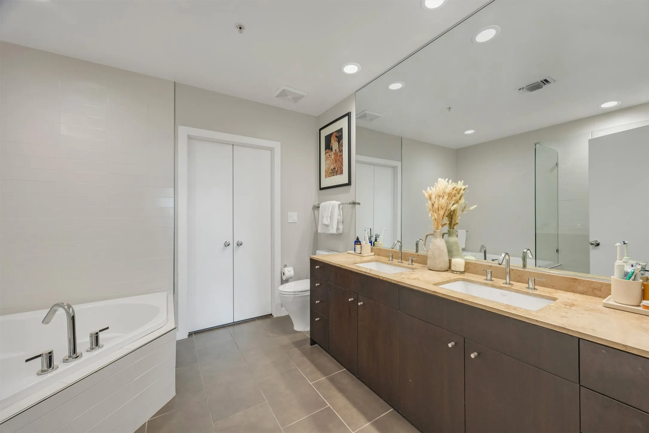 Condominium For Sale in Dallas County , 2323 N Houston Street 202, Dallas, Texas 75219, 2 Bedroom, 2 Bathroom, 3 Garage spaces, 1,784 Sqft, built in 2005, mls#21334817, Real Estate Agent in Dallas, Homes For Sale in Dallas county, Homes For Sale in Dallas, Realtor in Dallas Texas, Real Estate Brokerage Independent Realty Texas, Luminita Cordes Realtor