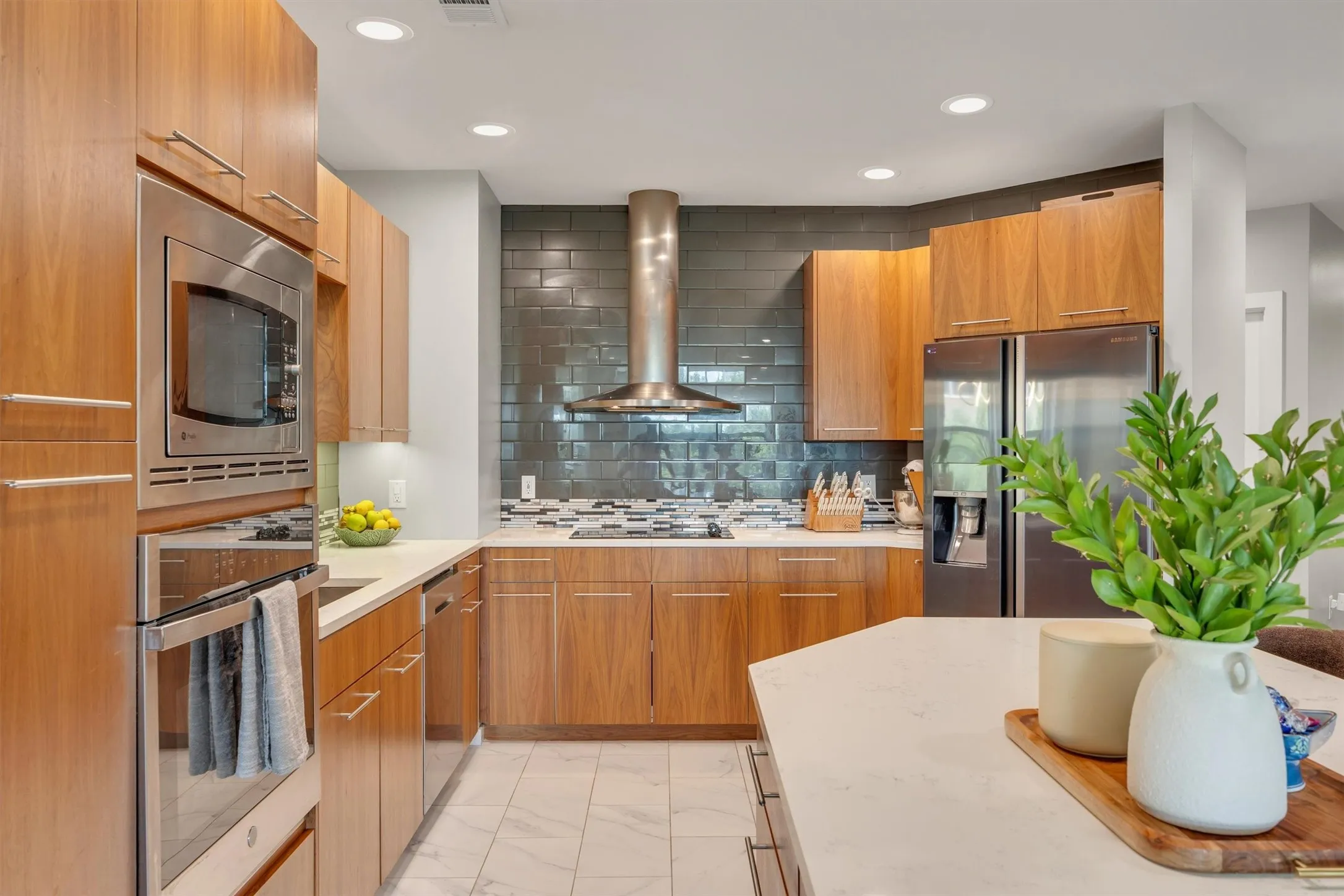 Condominium For Sale in Dallas County , 2323 N Houston Street 202, Dallas, Texas 75219, 2 Bedroom, 2 Bathroom, 3 Garage spaces, 1,784 Sqft, built in 2005, mls#21334817, Real Estate Agent in Dallas, Homes For Sale in Dallas county, Homes For Sale in Dallas, Realtor in Dallas Texas, Real Estate Brokerage Independent Realty Texas, Luminita Cordes Realtor