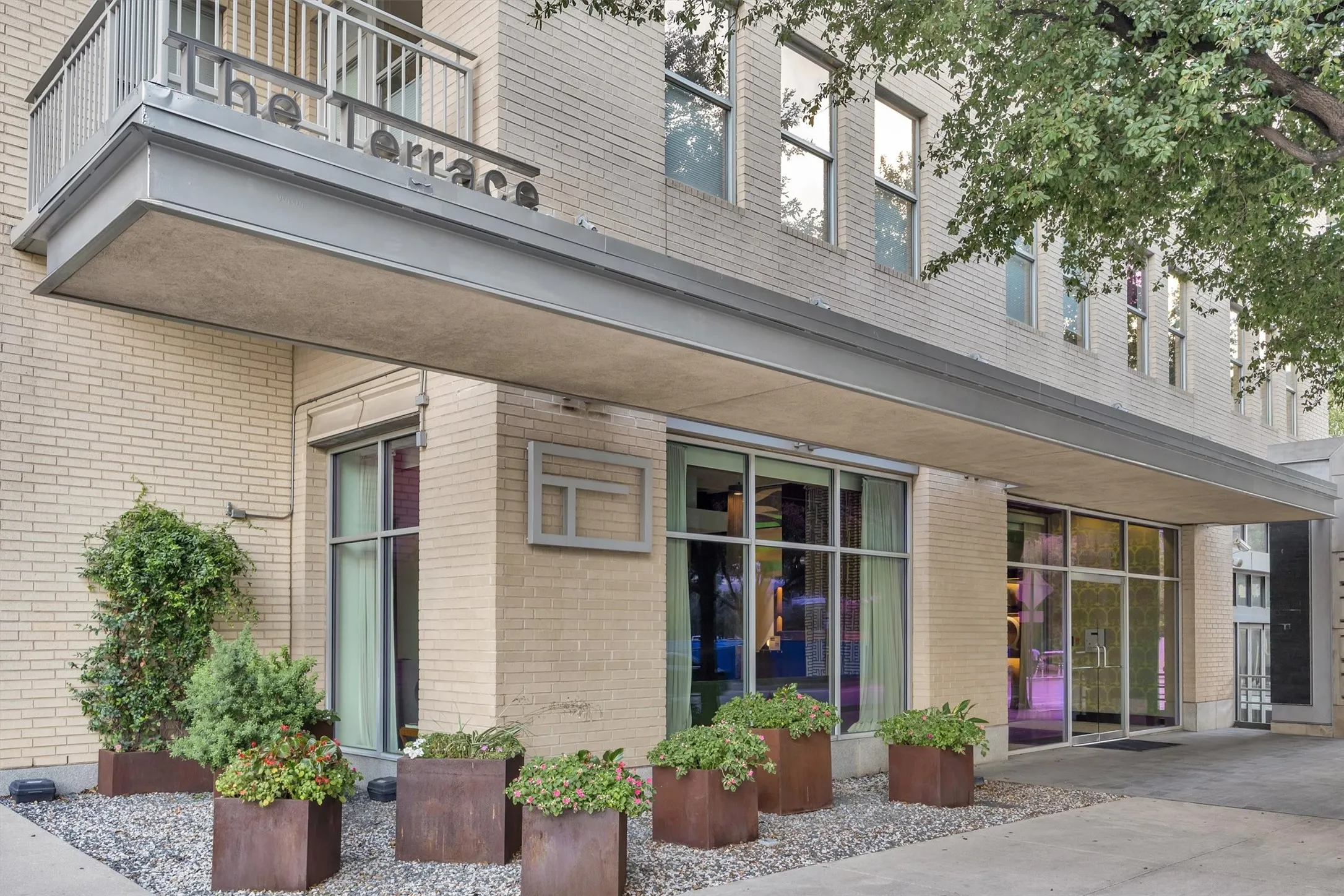 Condominium For Sale in Dallas County , 2323 N Houston Street 202, Dallas, Texas 75219, 2 Bedroom, 2 Bathroom, 3 Garage spaces, 1,784 Sqft, built in 2005, mls#21334817, Real Estate Agent in Dallas, Homes For Sale in Dallas county, Homes For Sale in Dallas, Realtor in Dallas Texas, Real Estate Brokerage Independent Realty Texas, Luminita Cordes Realtor