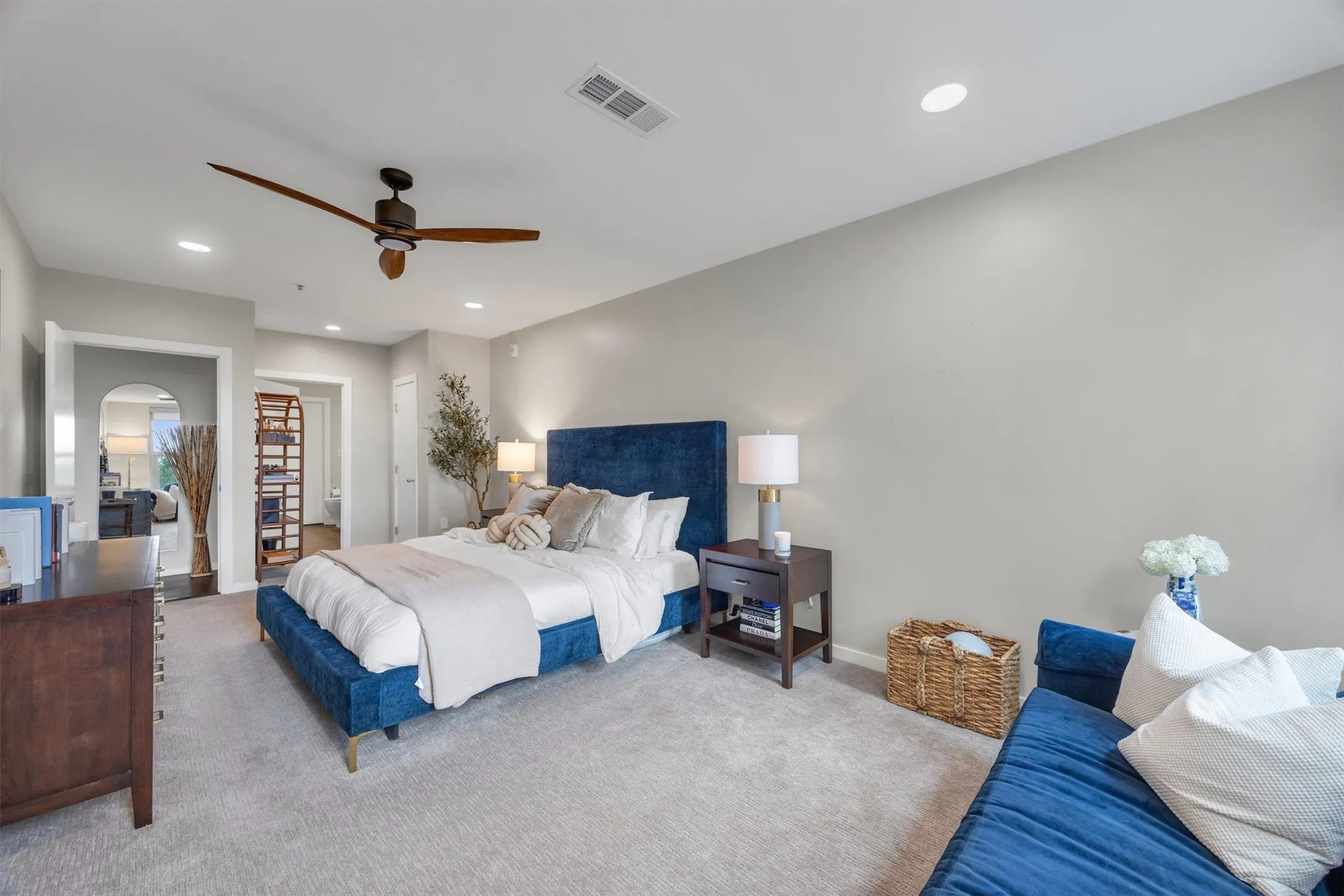 Condominium For Sale in Dallas County , 2323 N Houston Street 202, Dallas, Texas 75219, 2 Bedroom, 2 Bathroom, 3 Garage spaces, 1,784 Sqft, built in 2005, mls#21334817, Real Estate Agent in Dallas, Homes For Sale in Dallas county, Homes For Sale in Dallas, Realtor in Dallas Texas, Real Estate Brokerage Independent Realty Texas, Luminita Cordes Realtor