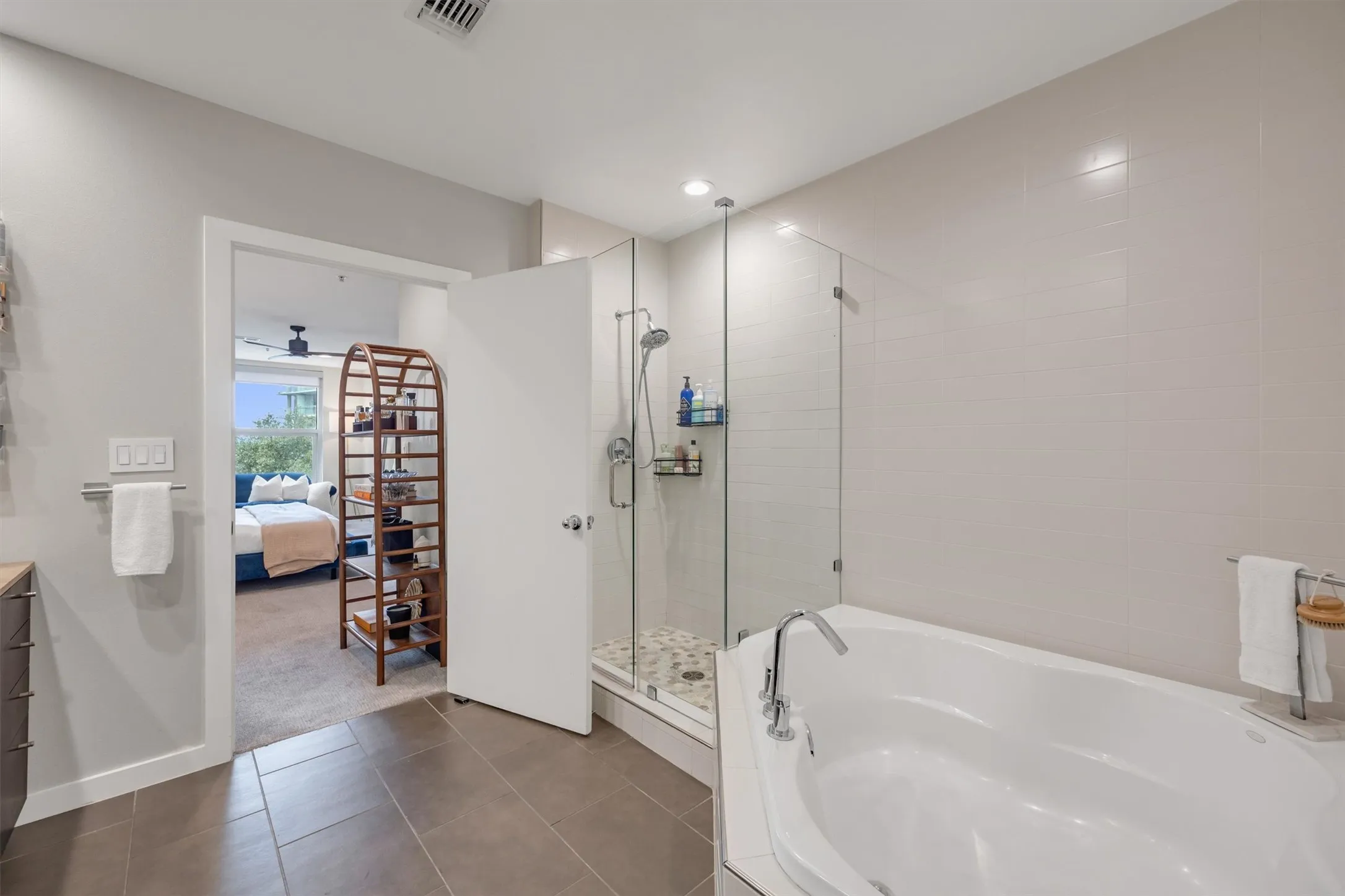 Condominium For Sale in Dallas County , 2323 N Houston Street 202, Dallas, Texas 75219, 2 Bedroom, 2 Bathroom, 3 Garage spaces, 1,784 Sqft, built in 2005, mls#21334817, Real Estate Agent in Dallas, Homes For Sale in Dallas county, Homes For Sale in Dallas, Realtor in Dallas Texas, Real Estate Brokerage Independent Realty Texas, Luminita Cordes Realtor