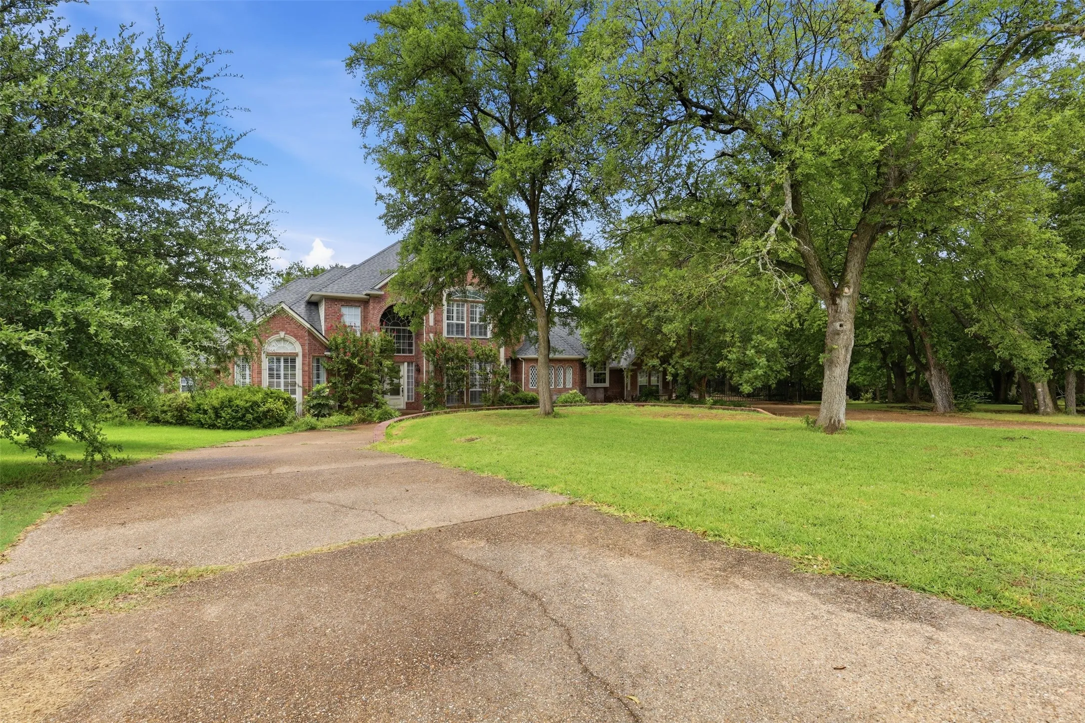 Single Family Residence For Sale in Parker County , 351 Cattlebaron Parc Drive, Fort Worth, Texas 76108, 5 Bedroom, 5 Bathroom, 5 Garage spaces, 4,075 Sqft, built in 1998, mls#21332417, Real Estate Agent in Fort Worth, Homes For Sale in Parker county, Homes For Sale in Fort Worth, Realtor in Fort Worth Texas, Real Estate Brokerage Independent Realty Texas, Luminita Cordes Realtor