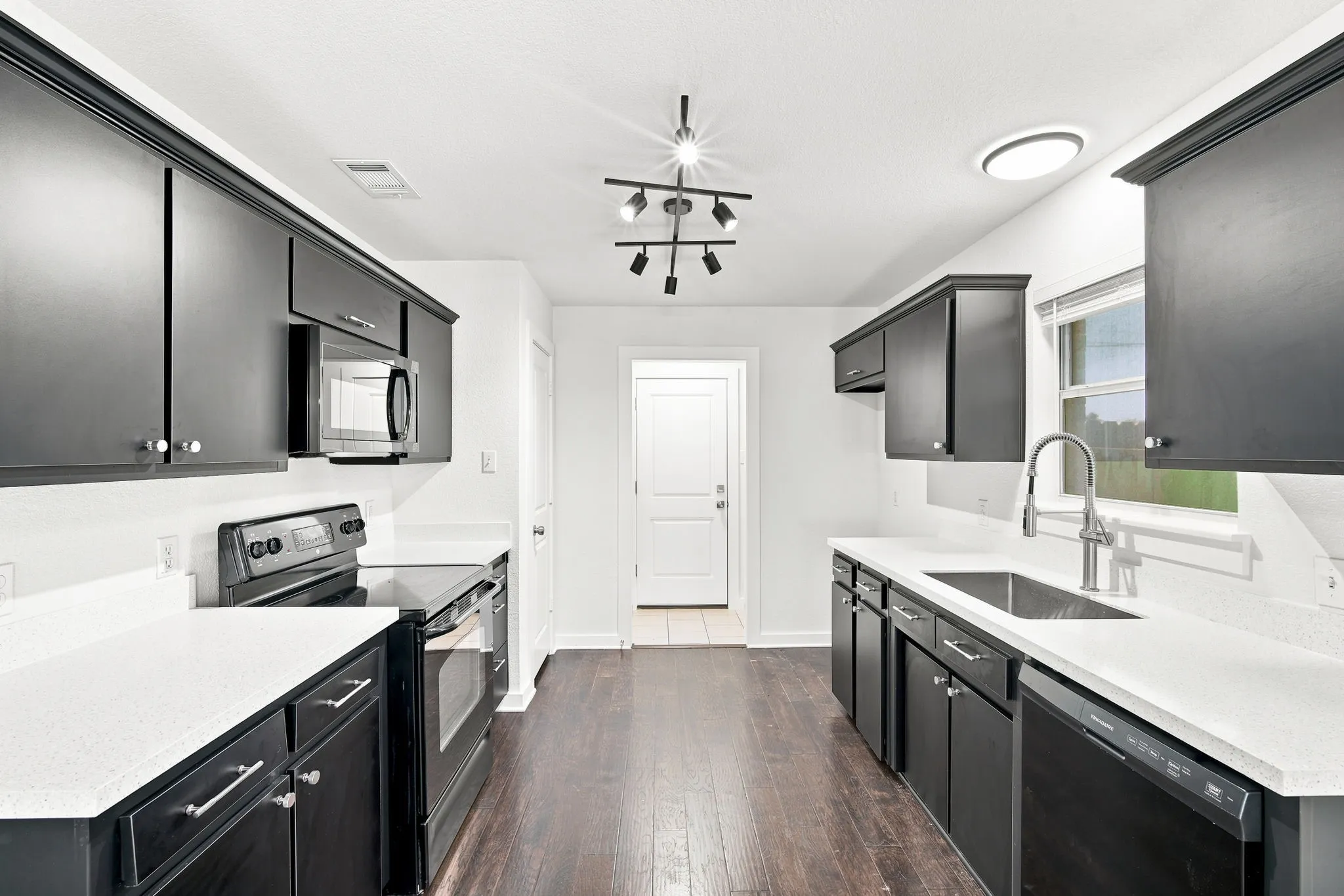 Single Family Residence For Sale in Ellis County , 1519 Shawnee Road, Red Oak, Texas 75165, 3 Bedroom, 2 Bathroom, 2 Garage spaces, 1,577 Sqft, built in 2004, mls#21322451, Real Estate Agent in Red Oak, Homes For Sale in Ellis county, Homes For Sale in Red Oak, Realtor in Red Oak Texas, Real Estate Brokerage Independent Realty Texas, Luminita Cordes Realtor