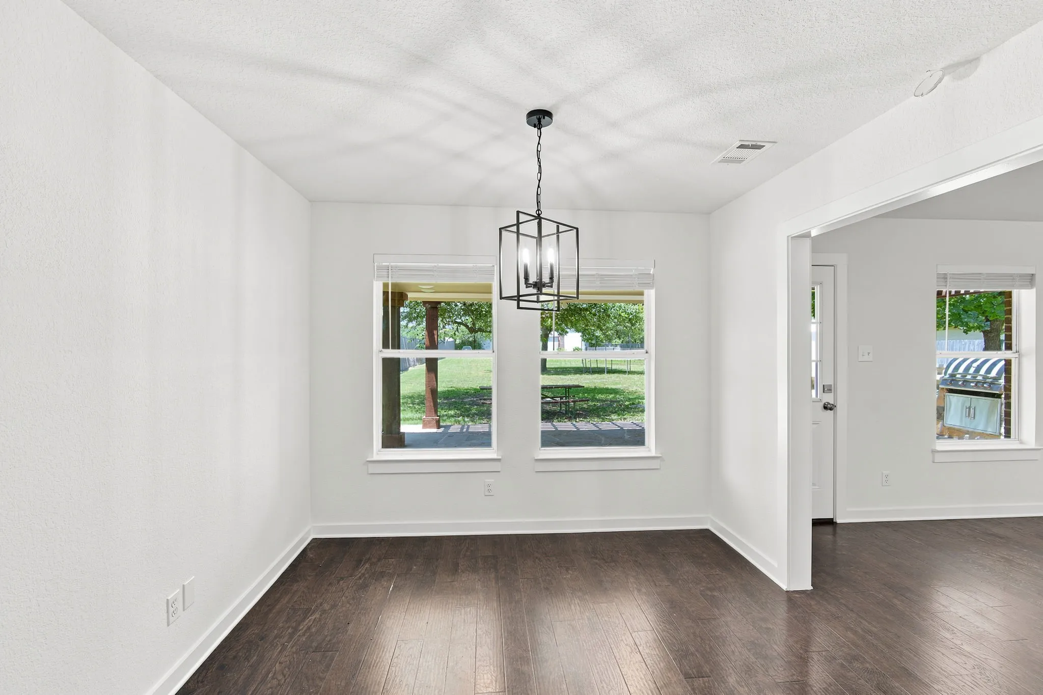 Single Family Residence For Sale in Ellis County , 1519 Shawnee Road, Red Oak, Texas 75165, 3 Bedroom, 2 Bathroom, 2 Garage spaces, 1,577 Sqft, built in 2004, mls#21322451, Real Estate Agent in Red Oak, Homes For Sale in Ellis county, Homes For Sale in Red Oak, Realtor in Red Oak Texas, Real Estate Brokerage Independent Realty Texas, Luminita Cordes Realtor