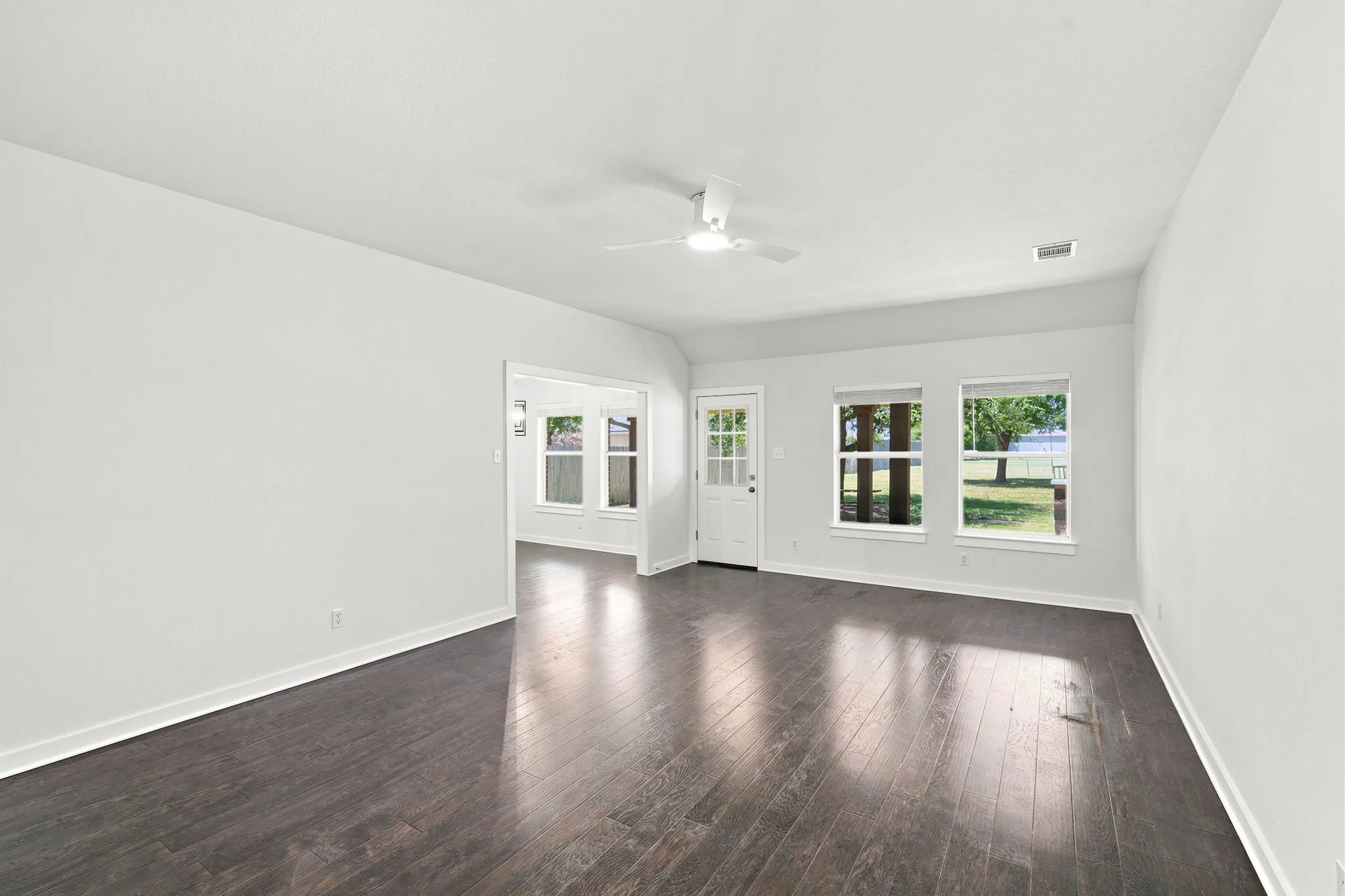 Single Family Residence For Sale in Ellis County , 1519 Shawnee Road, Red Oak, Texas 75165, 3 Bedroom, 2 Bathroom, 2 Garage spaces, 1,577 Sqft, built in 2004, mls#21322451, Real Estate Agent in Red Oak, Homes For Sale in Ellis county, Homes For Sale in Red Oak, Realtor in Red Oak Texas, Real Estate Brokerage Independent Realty Texas, Luminita Cordes Realtor