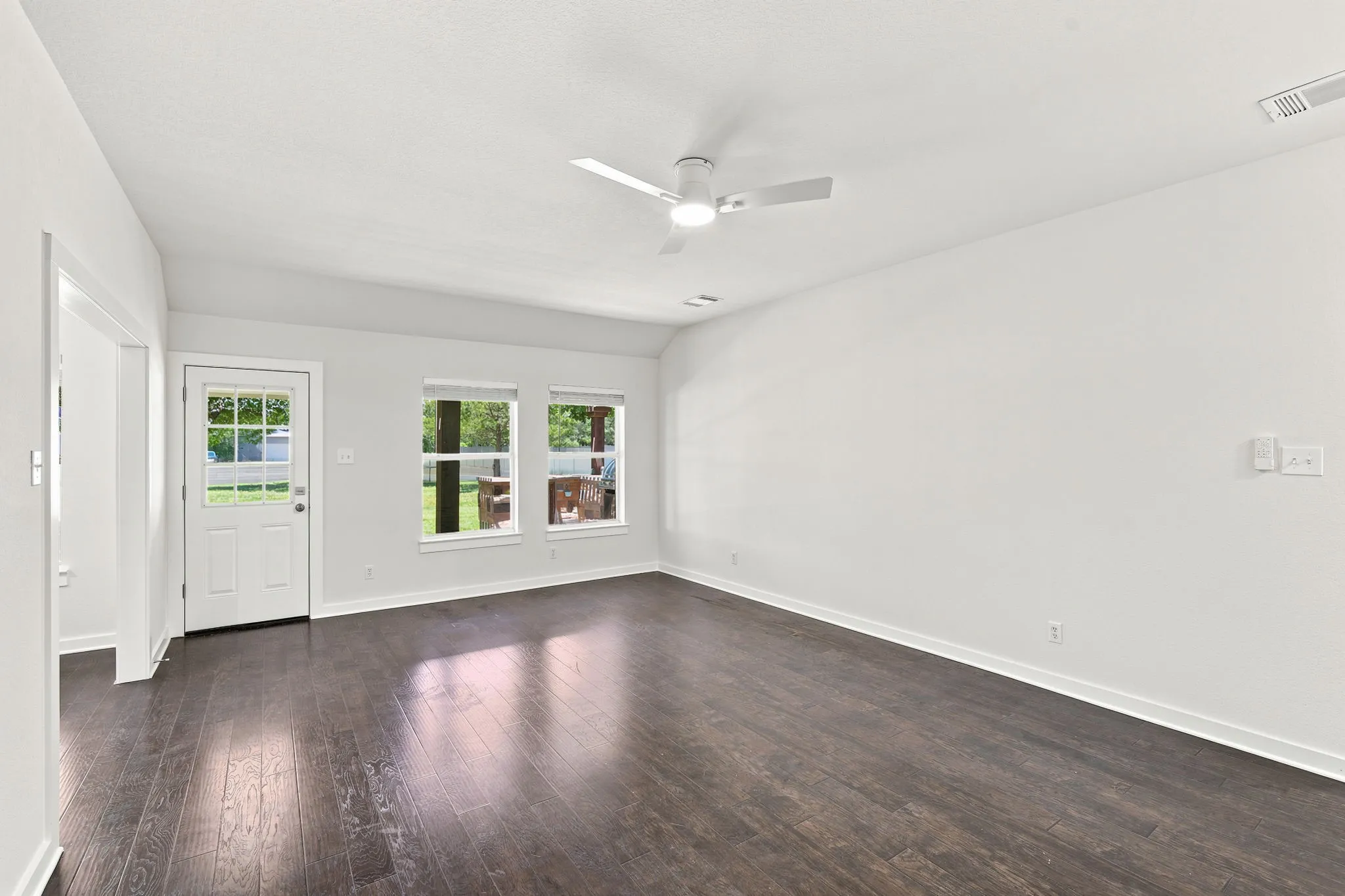 Single Family Residence For Sale in Ellis County , 1519 Shawnee Road, Red Oak, Texas 75165, 3 Bedroom, 2 Bathroom, 2 Garage spaces, 1,577 Sqft, built in 2004, mls#21322451, Real Estate Agent in Red Oak, Homes For Sale in Ellis county, Homes For Sale in Red Oak, Realtor in Red Oak Texas, Real Estate Brokerage Independent Realty Texas, Luminita Cordes Realtor