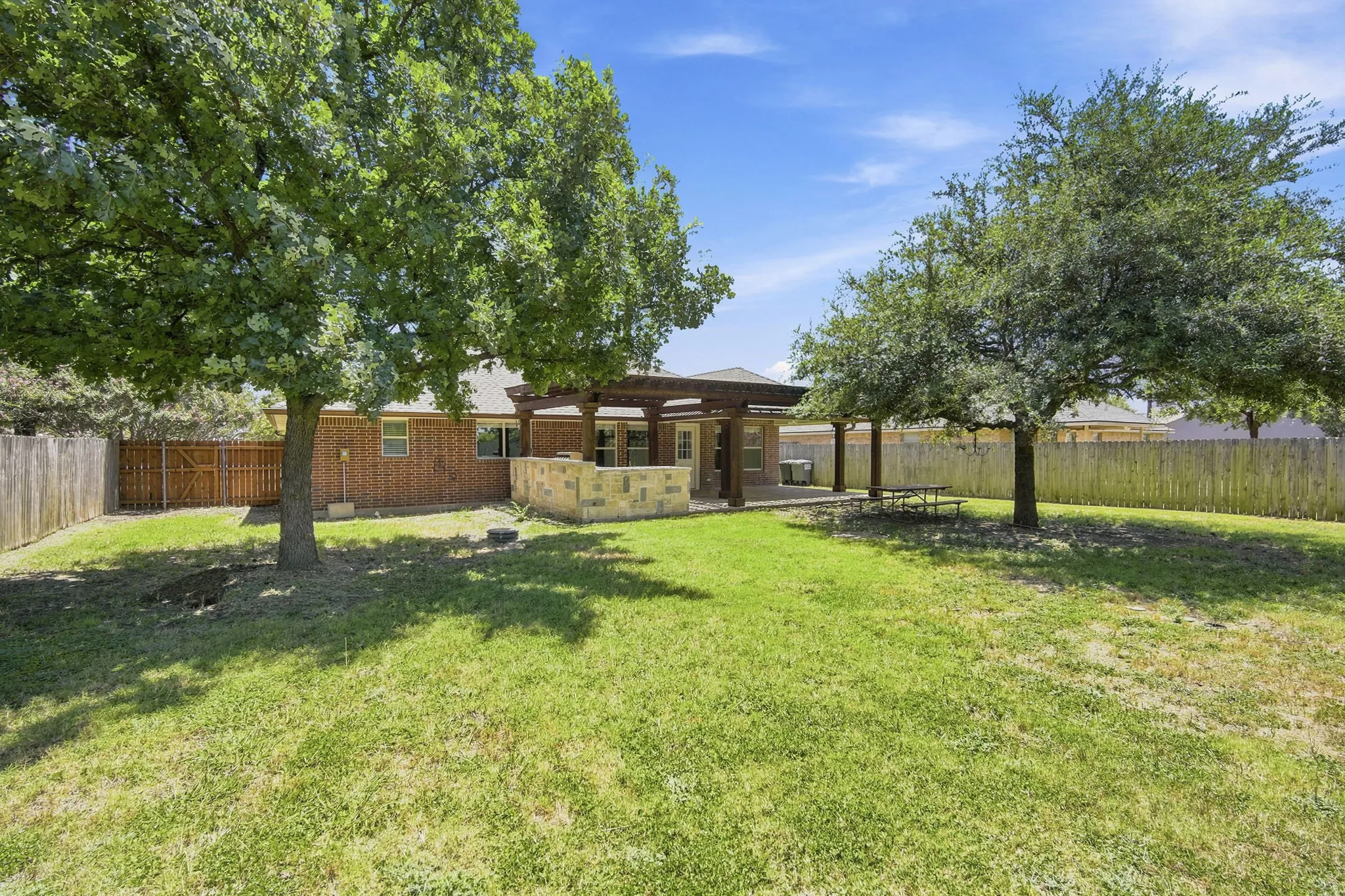 Single Family Residence For Sale in Ellis County , 1519 Shawnee Road, Red Oak, Texas 75165, 3 Bedroom, 2 Bathroom, 2 Garage spaces, 1,577 Sqft, built in 2004, mls#21322451, Real Estate Agent in Red Oak, Homes For Sale in Ellis county, Homes For Sale in Red Oak, Realtor in Red Oak Texas, Real Estate Brokerage Independent Realty Texas, Luminita Cordes Realtor