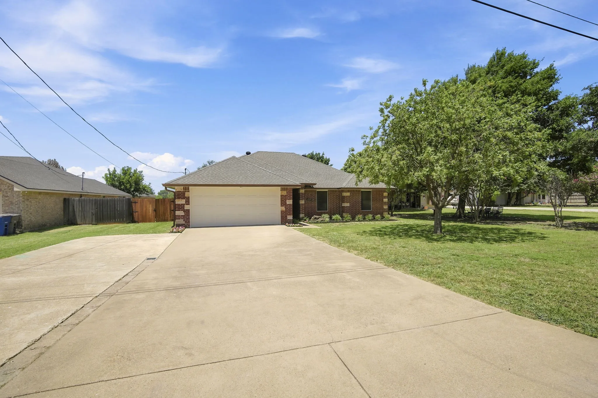 Single Family Residence For Sale in Ellis County , 1519 Shawnee Road, Red Oak, Texas 75165, 3 Bedroom, 2 Bathroom, 2 Garage spaces, 1,577 Sqft, built in 2004, mls#21322451, Real Estate Agent in Red Oak, Homes For Sale in Ellis county, Homes For Sale in Red Oak, Realtor in Red Oak Texas, Real Estate Brokerage Independent Realty Texas, Luminita Cordes Realtor