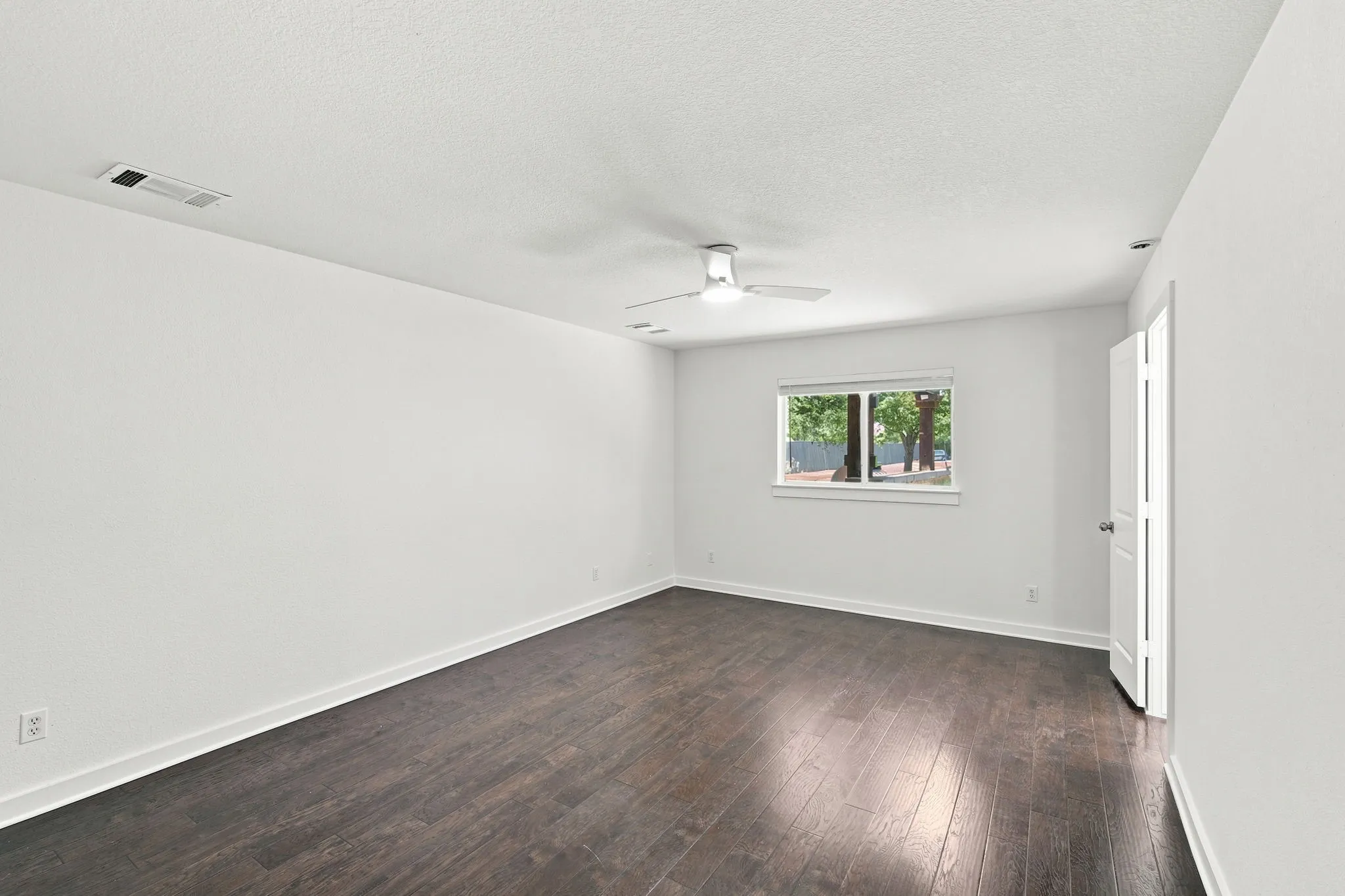 Single Family Residence For Sale in Ellis County , 1519 Shawnee Road, Red Oak, Texas 75165, 3 Bedroom, 2 Bathroom, 2 Garage spaces, 1,577 Sqft, built in 2004, mls#21322451, Real Estate Agent in Red Oak, Homes For Sale in Ellis county, Homes For Sale in Red Oak, Realtor in Red Oak Texas, Real Estate Brokerage Independent Realty Texas, Luminita Cordes Realtor