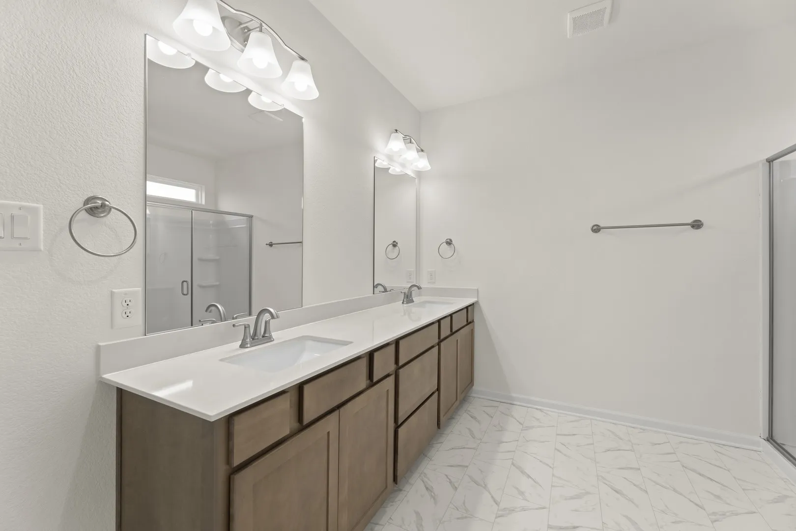 21. 3805 Buckhead - Bath (2)