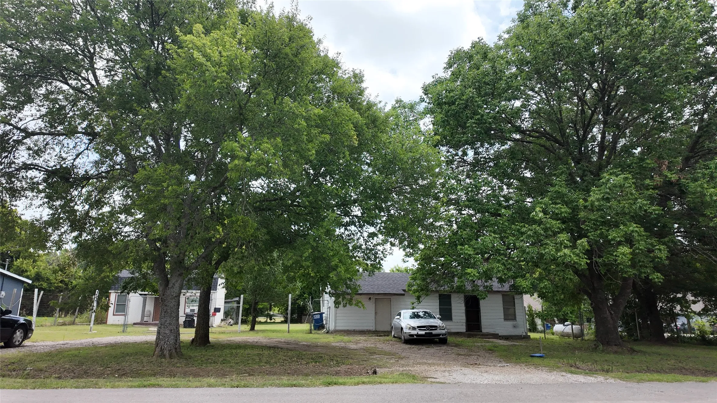 Single Family Residence For Sale in Ellis County , 327 S Overlook Drive, Red Oak, Texas 75154, 3 Bedroom, 1 Bathroom, Garage spaces, 864 Sqft, built in 1935, mls#21334829, Real Estate Agent in Red Oak, Homes For Sale in Ellis county, Homes For Sale in Red Oak, Realtor in Red Oak Texas, Real Estate Brokerage Independent Realty Texas, Luminita Cordes Realtor