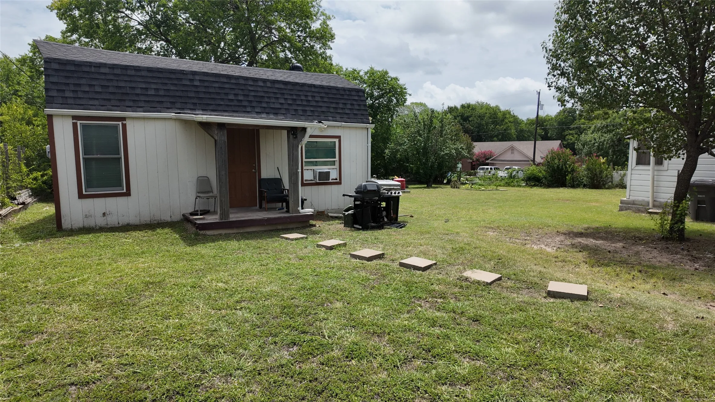 Single Family Residence For Sale in Ellis County , 327 S Overlook Drive, Red Oak, Texas 75154, 3 Bedroom, 1 Bathroom, Garage spaces, 864 Sqft, built in 1935, mls#21334829, Real Estate Agent in Red Oak, Homes For Sale in Ellis county, Homes For Sale in Red Oak, Realtor in Red Oak Texas, Real Estate Brokerage Independent Realty Texas, Luminita Cordes Realtor