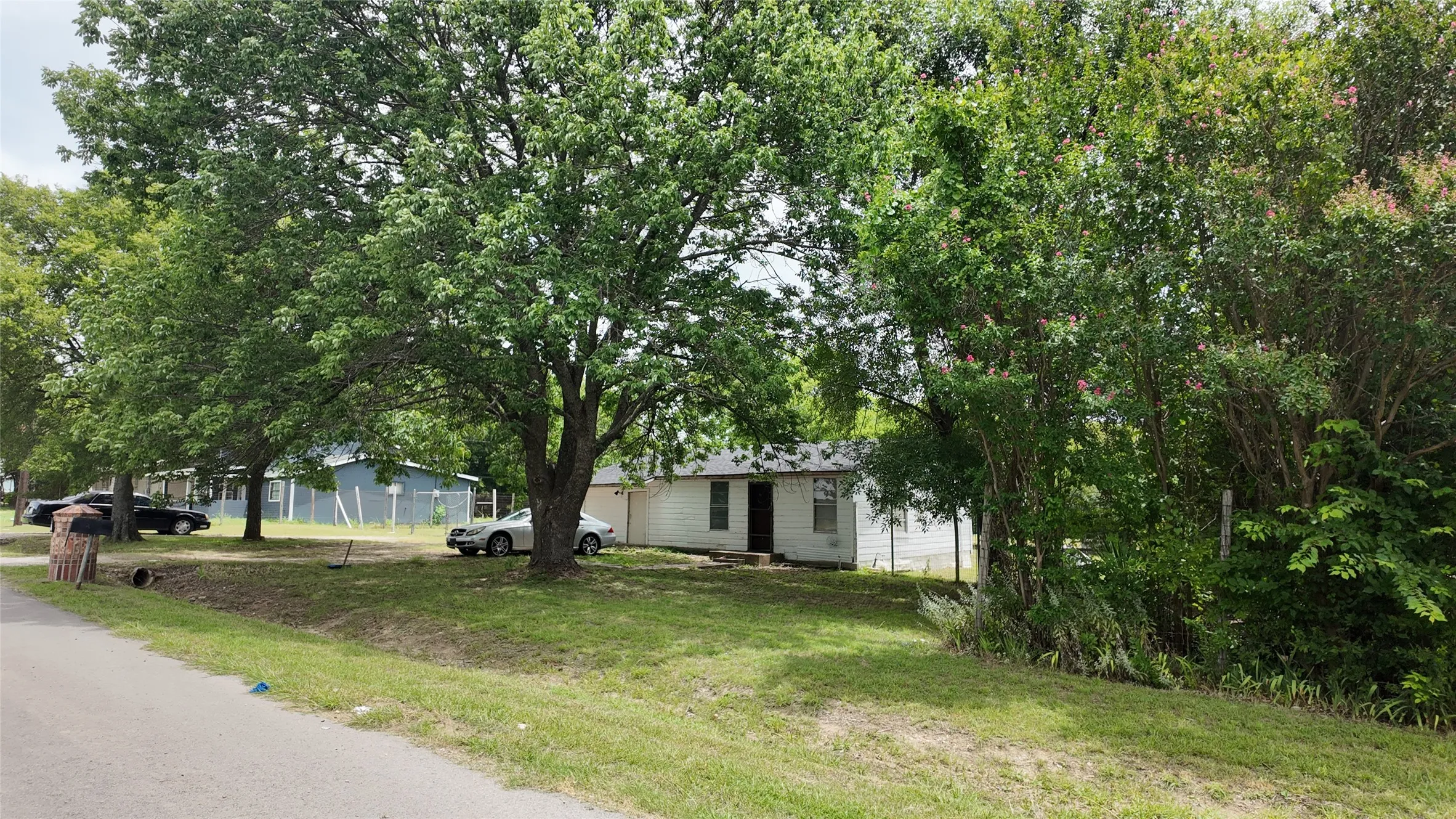 Single Family Residence For Sale in Ellis County , 327 S Overlook Drive, Red Oak, Texas 75154, 3 Bedroom, 1 Bathroom, Garage spaces, 864 Sqft, built in 1935, mls#21334829, Real Estate Agent in Red Oak, Homes For Sale in Ellis county, Homes For Sale in Red Oak, Realtor in Red Oak Texas, Real Estate Brokerage Independent Realty Texas, Luminita Cordes Realtor