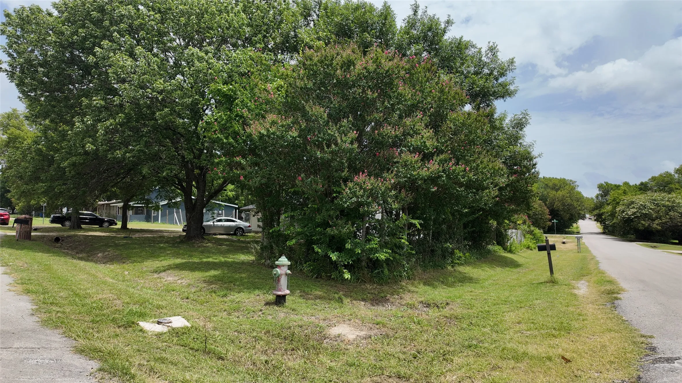 Single Family Residence For Sale in Ellis County , 327 S Overlook Drive, Red Oak, Texas 75154, 3 Bedroom, 1 Bathroom, Garage spaces, 864 Sqft, built in 1935, mls#21334829, Real Estate Agent in Red Oak, Homes For Sale in Ellis county, Homes For Sale in Red Oak, Realtor in Red Oak Texas, Real Estate Brokerage Independent Realty Texas, Luminita Cordes Realtor
