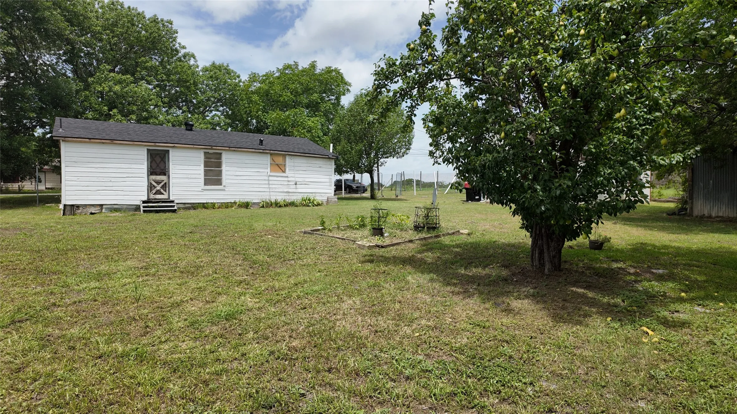 Single Family Residence For Sale in Ellis County , 327 S Overlook Drive, Red Oak, Texas 75154, 3 Bedroom, 1 Bathroom, Garage spaces, 864 Sqft, built in 1935, mls#21334829, Real Estate Agent in Red Oak, Homes For Sale in Ellis county, Homes For Sale in Red Oak, Realtor in Red Oak Texas, Real Estate Brokerage Independent Realty Texas, Luminita Cordes Realtor