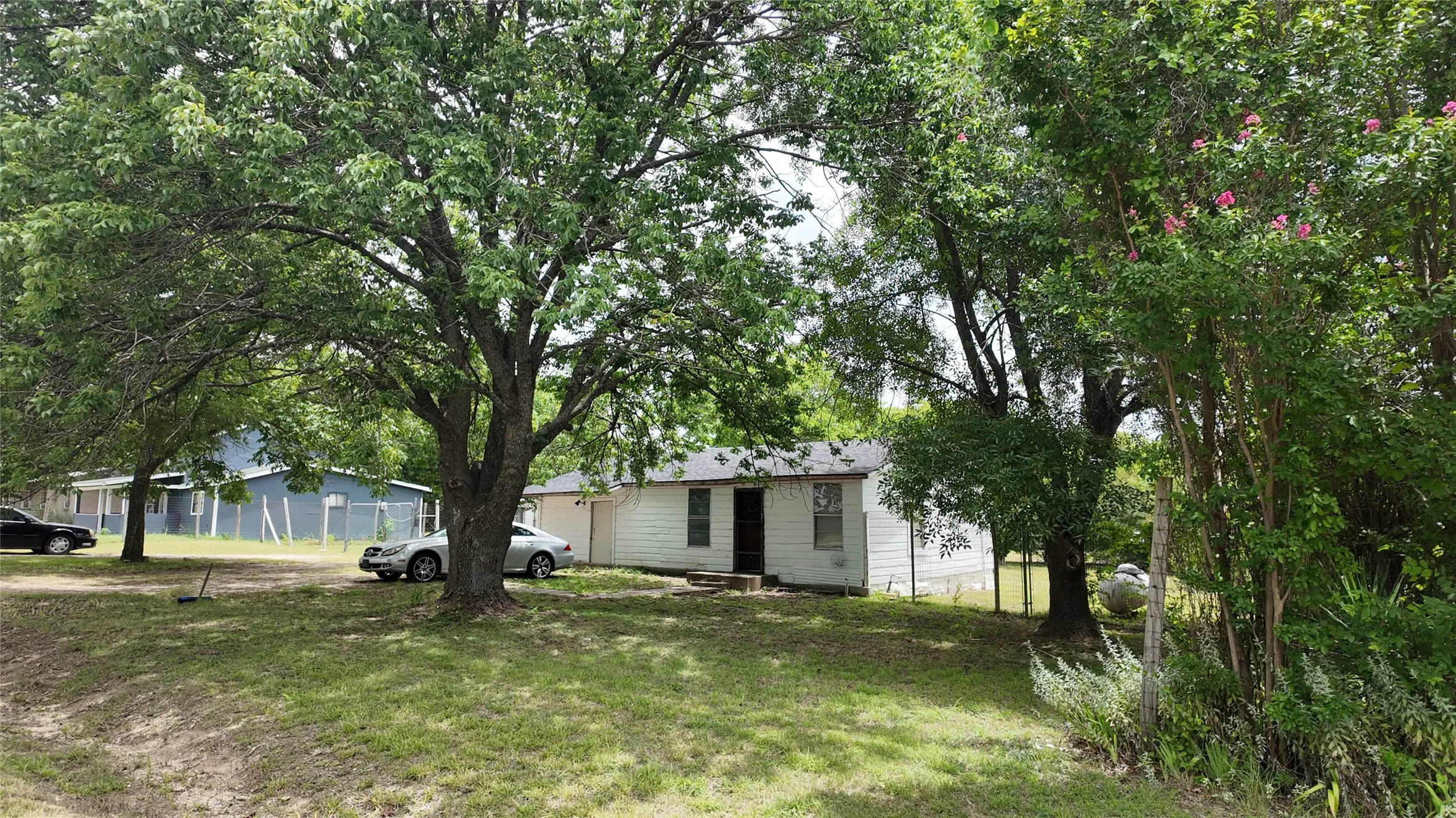 Single Family Residence For Sale in Ellis County , 327 S Overlook Drive, Red Oak, Texas 75154, 3 Bedroom, 1 Bathroom, Garage spaces, 864 Sqft, built in 1935, mls#21334829, Real Estate Agent in Red Oak, Homes For Sale in Ellis county, Homes For Sale in Red Oak, Realtor in Red Oak Texas, Real Estate Brokerage Independent Realty Texas, Luminita Cordes Realtor