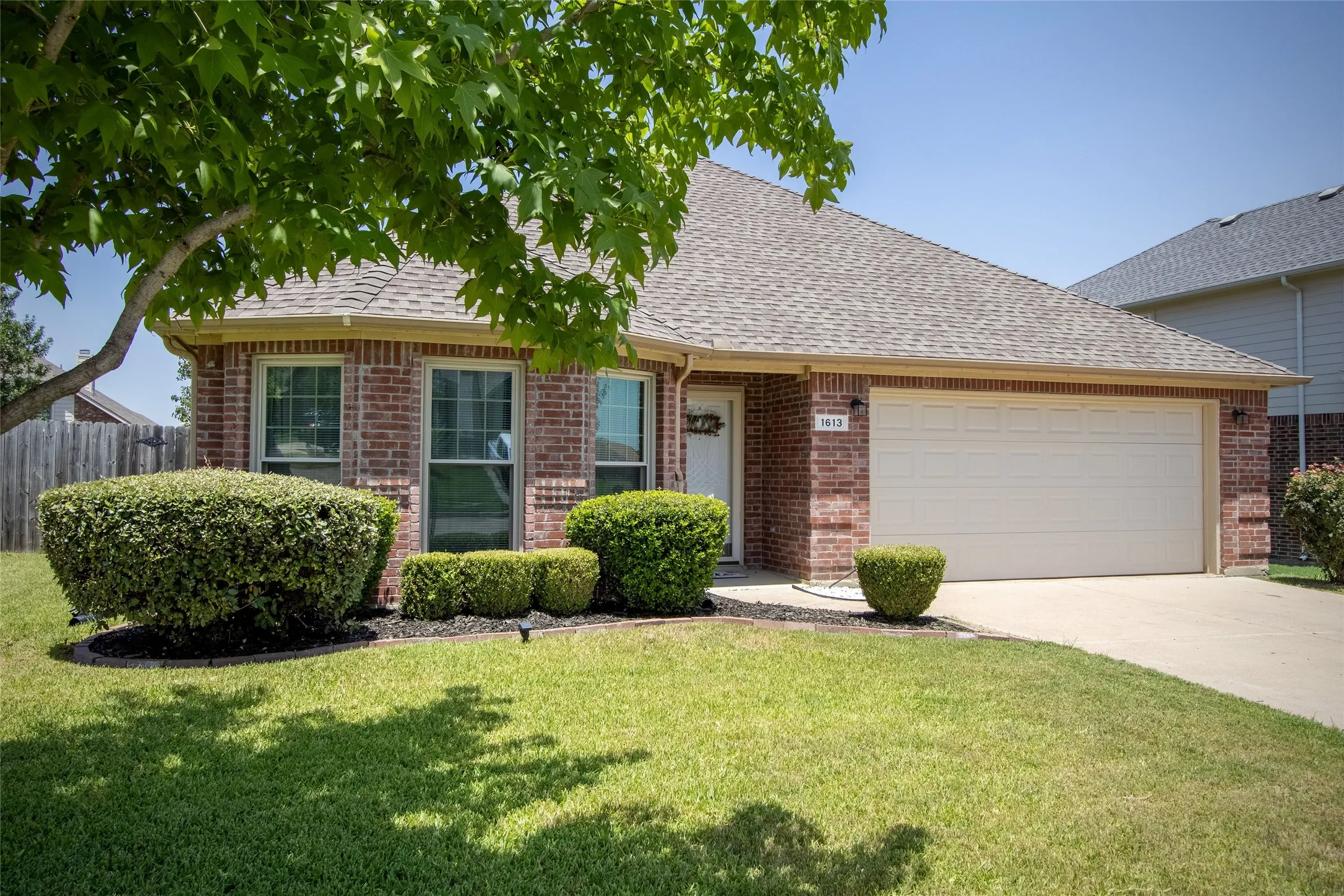 Single Family Residence For Sale in Johnson County , 1613 Cowtown Drive, Mansfield, Texas 76063, 3 Bedroom, 2 Bathroom, 2 Garage spaces, 2,076 Sqft, built in 2006, mls#21334830, Real Estate Agent in Mansfield, Homes For Sale in Johnson county, Homes For Sale in Mansfield, Realtor in Mansfield Texas, Real Estate Brokerage Independent Realty Texas, Luminita Cordes Realtor
