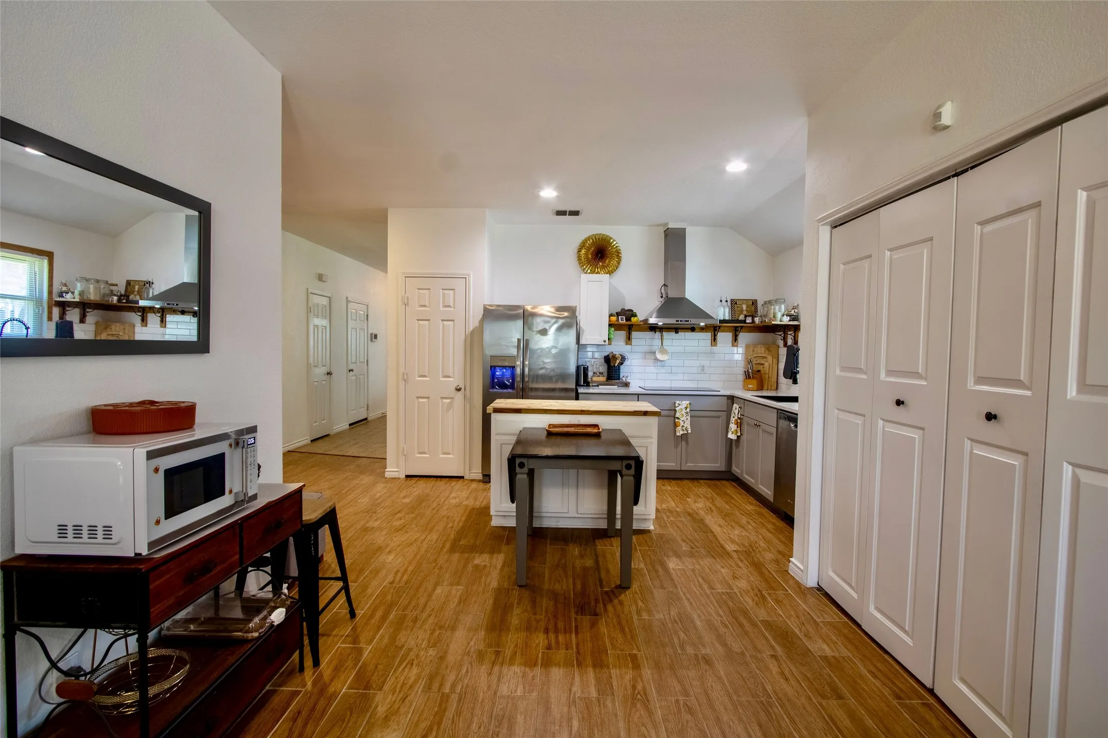 Single Family Residence For Sale in Johnson County , 1613 Cowtown Drive, Mansfield, Texas 76063, 3 Bedroom, 2 Bathroom, 2 Garage spaces, 2,076 Sqft, built in 2006, mls#21334830, Real Estate Agent in Mansfield, Homes For Sale in Johnson county, Homes For Sale in Mansfield, Realtor in Mansfield Texas, Real Estate Brokerage Independent Realty Texas, Luminita Cordes Realtor