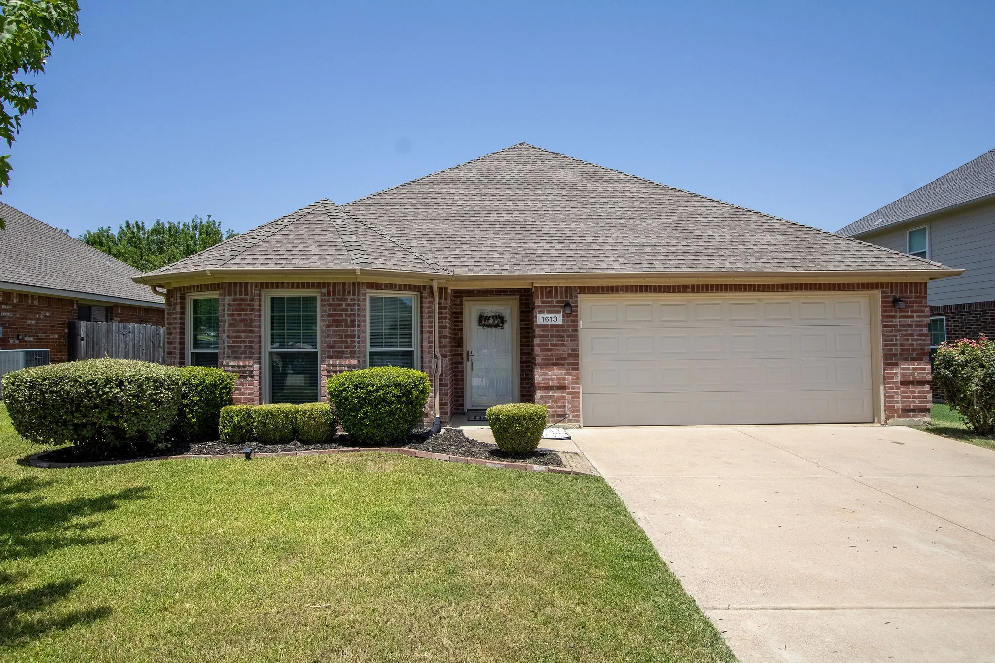Single Family Residence For Sale in Johnson County , 1613 Cowtown Drive, Mansfield, Texas 76063, 3 Bedroom, 2 Bathroom, 2 Garage spaces, 2,076 Sqft, built in 2006, mls#21334830, Real Estate Agent in Mansfield, Homes For Sale in Johnson county, Homes For Sale in Mansfield, Realtor in Mansfield Texas, Real Estate Brokerage Independent Realty Texas, Luminita Cordes Realtor