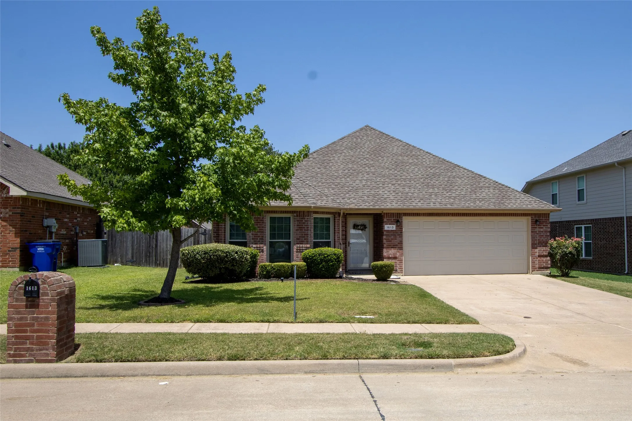 Single Family Residence For Sale in Johnson County , 1613 Cowtown Drive, Mansfield, Texas 76063, 3 Bedroom, 2 Bathroom, 2 Garage spaces, 2,076 Sqft, built in 2006, mls#21334830, Real Estate Agent in Mansfield, Homes For Sale in Johnson county, Homes For Sale in Mansfield, Realtor in Mansfield Texas, Real Estate Brokerage Independent Realty Texas, Luminita Cordes Realtor