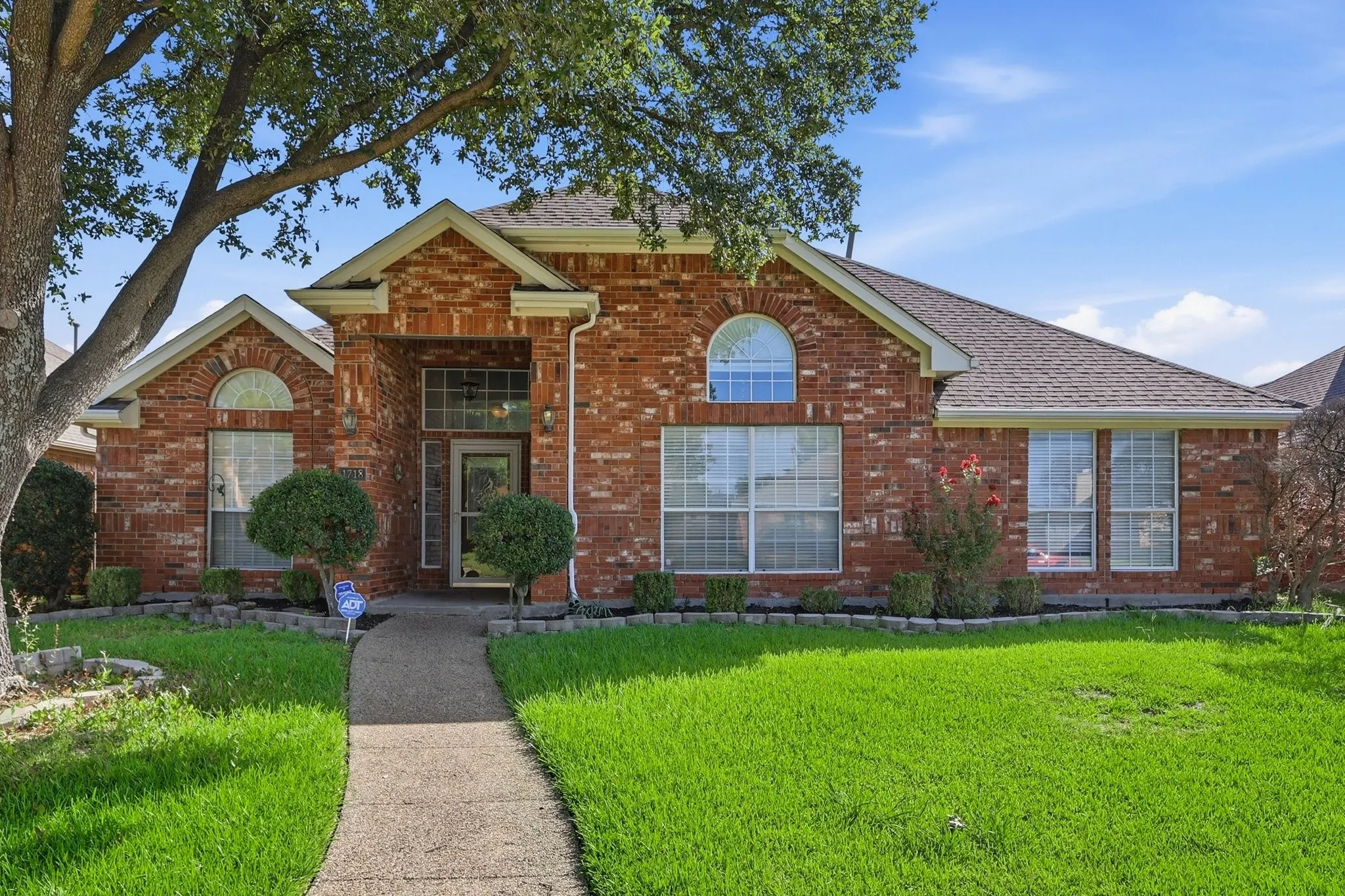 Single Family Residence For Sale in Dallas County , 1718 Creek Valley Road, Mesquite, Texas 75181, 4 Bedroom, 2 Bathroom, 2 Garage spaces, 2,115 Sqft, built in 1996, mls#21334468, Real Estate Agent in Mesquite, Homes For Sale in Dallas county, Homes For Sale in Mesquite, Realtor in Mesquite Texas, Real Estate Brokerage Independent Realty Texas, Luminita Cordes Realtor