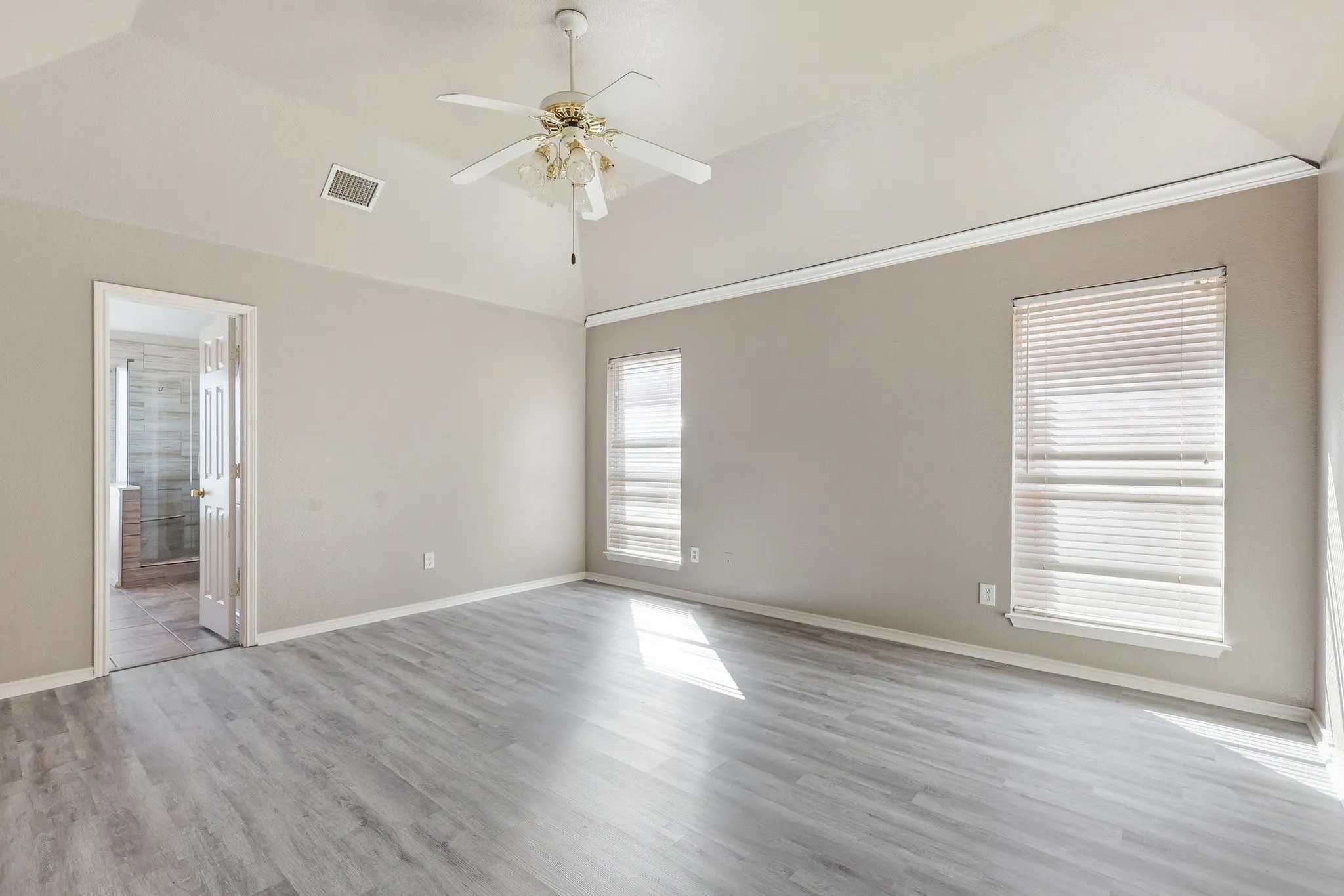 Single Family Residence For Sale in Dallas County , 1718 Creek Valley Road, Mesquite, Texas 75181, 4 Bedroom, 2 Bathroom, 2 Garage spaces, 2,115 Sqft, built in 1996, mls#21334468, Real Estate Agent in Mesquite, Homes For Sale in Dallas county, Homes For Sale in Mesquite, Realtor in Mesquite Texas, Real Estate Brokerage Independent Realty Texas, Luminita Cordes Realtor