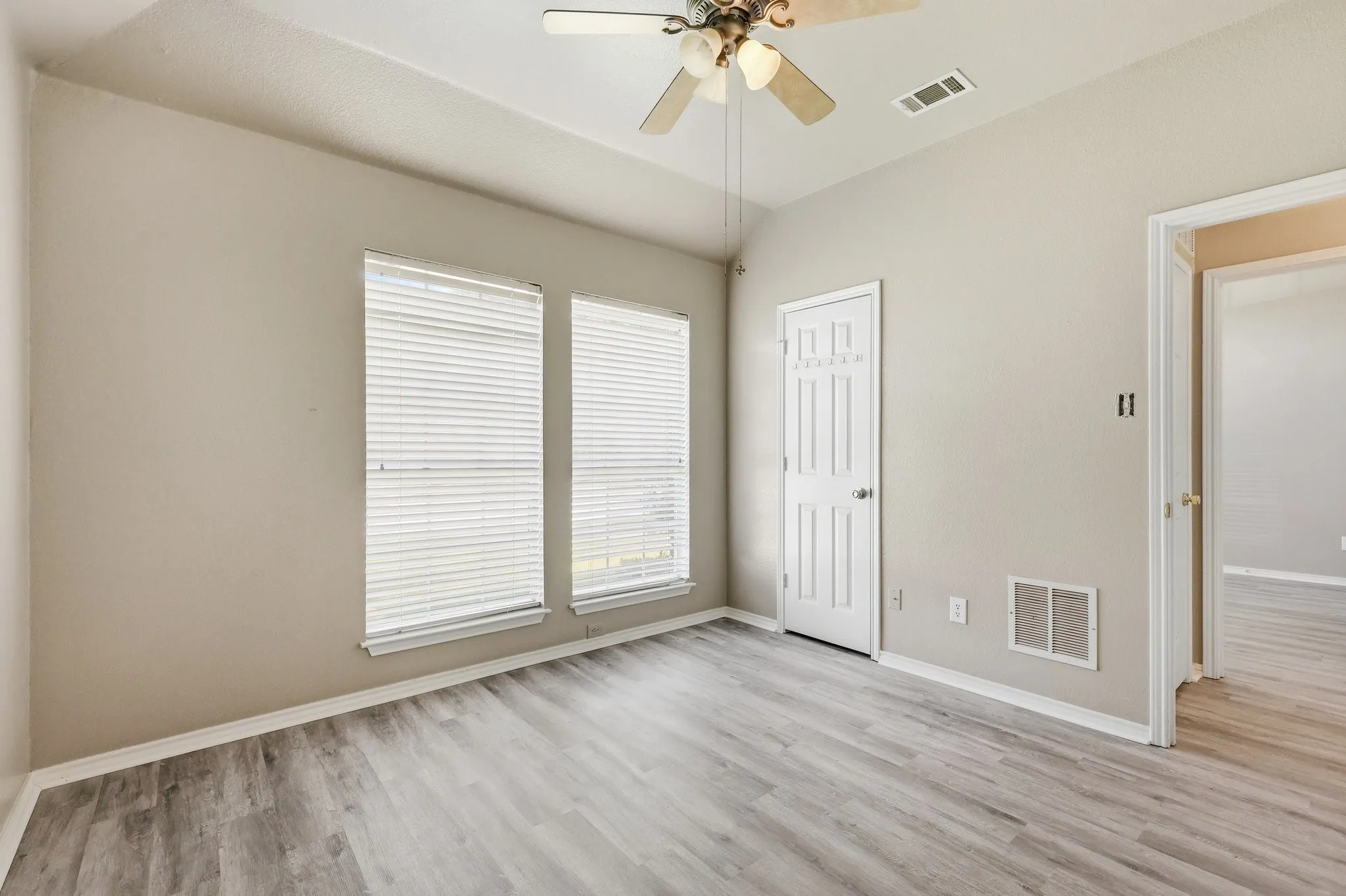 Single Family Residence For Sale in Dallas County , 1718 Creek Valley Road, Mesquite, Texas 75181, 4 Bedroom, 2 Bathroom, 2 Garage spaces, 2,115 Sqft, built in 1996, mls#21334468, Real Estate Agent in Mesquite, Homes For Sale in Dallas county, Homes For Sale in Mesquite, Realtor in Mesquite Texas, Real Estate Brokerage Independent Realty Texas, Luminita Cordes Realtor