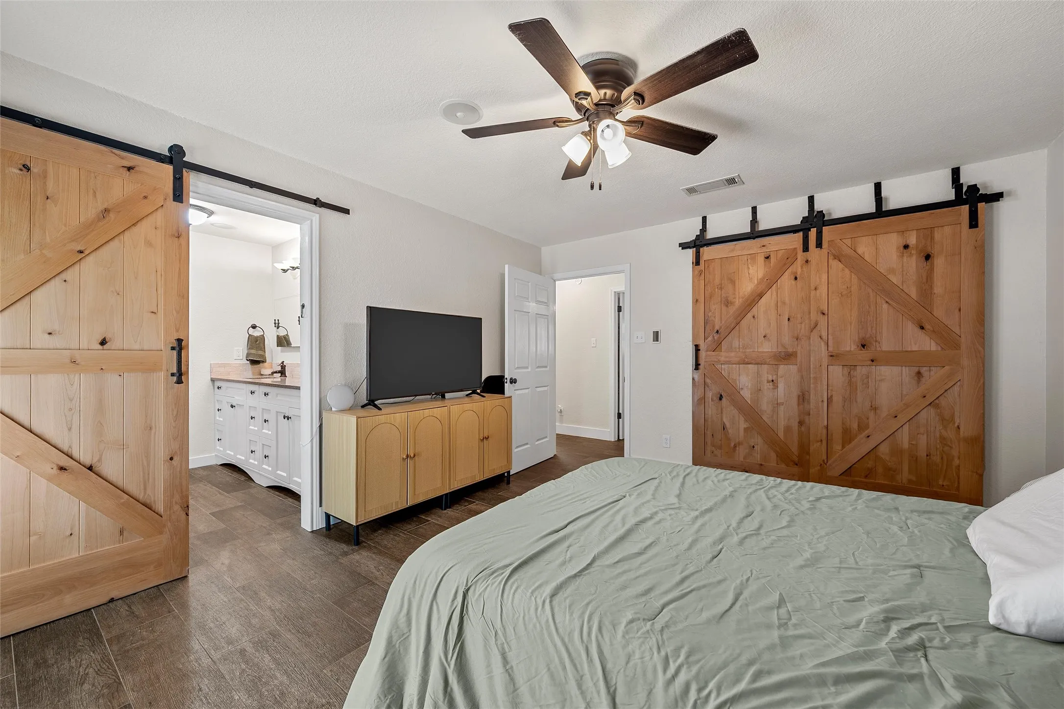 Single Family Residence For Sale in Bosque County , 401 N Avenue V, Clifton, Texas 76634, 3 Bedroom, 2 Bathroom, 2 Garage spaces, 1,878 Sqft, built in 1989, mls#21331304, Real Estate Agent in Clifton, Homes For Sale in Bosque county, Homes For Sale in Clifton, Realtor in Clifton Texas, Real Estate Brokerage Independent Realty Texas, Luminita Cordes Realtor