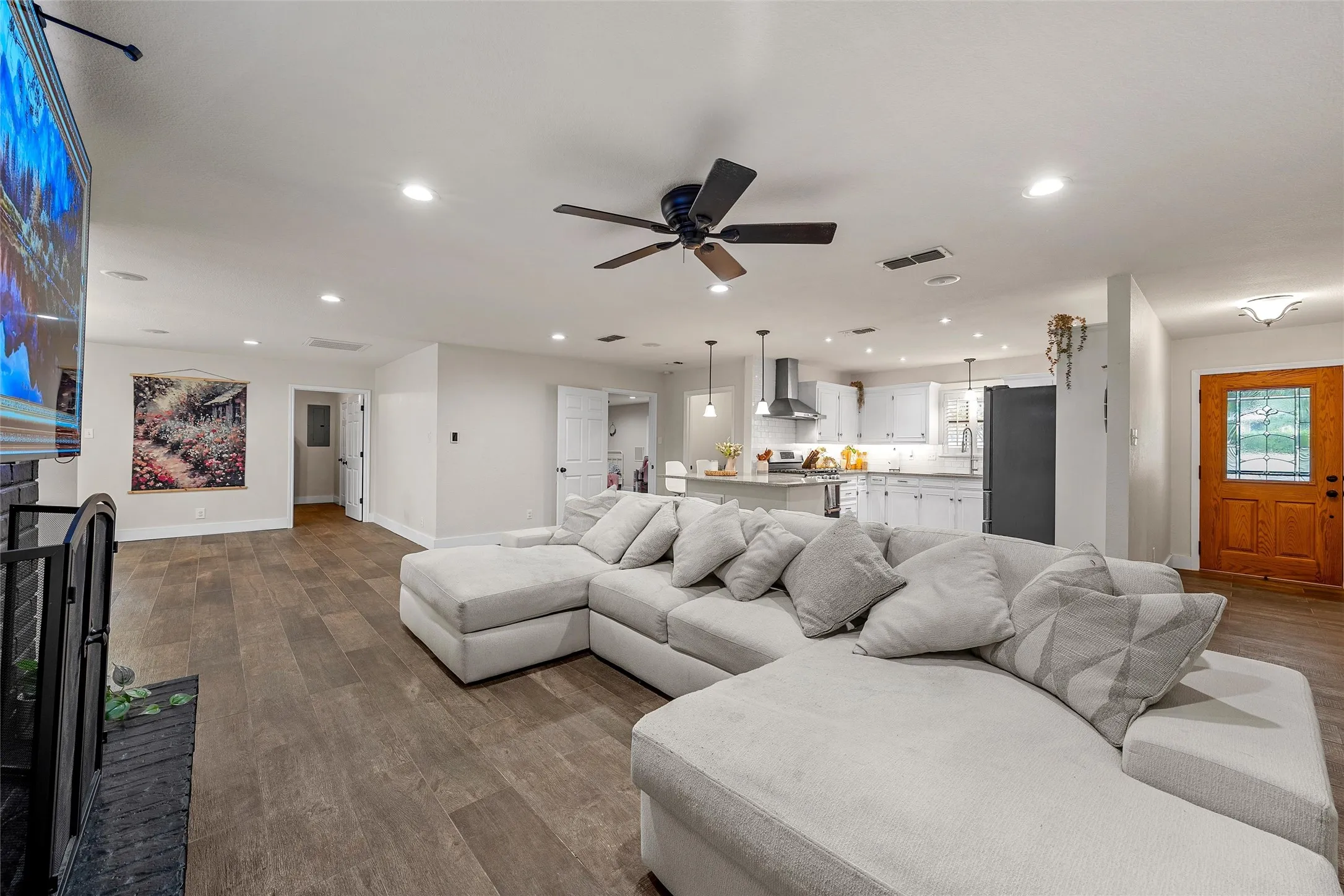 Single Family Residence For Sale in Bosque County , 401 N Avenue V, Clifton, Texas 76634, 3 Bedroom, 2 Bathroom, 2 Garage spaces, 1,878 Sqft, built in 1989, mls#21331304, Real Estate Agent in Clifton, Homes For Sale in Bosque county, Homes For Sale in Clifton, Realtor in Clifton Texas, Real Estate Brokerage Independent Realty Texas, Luminita Cordes Realtor