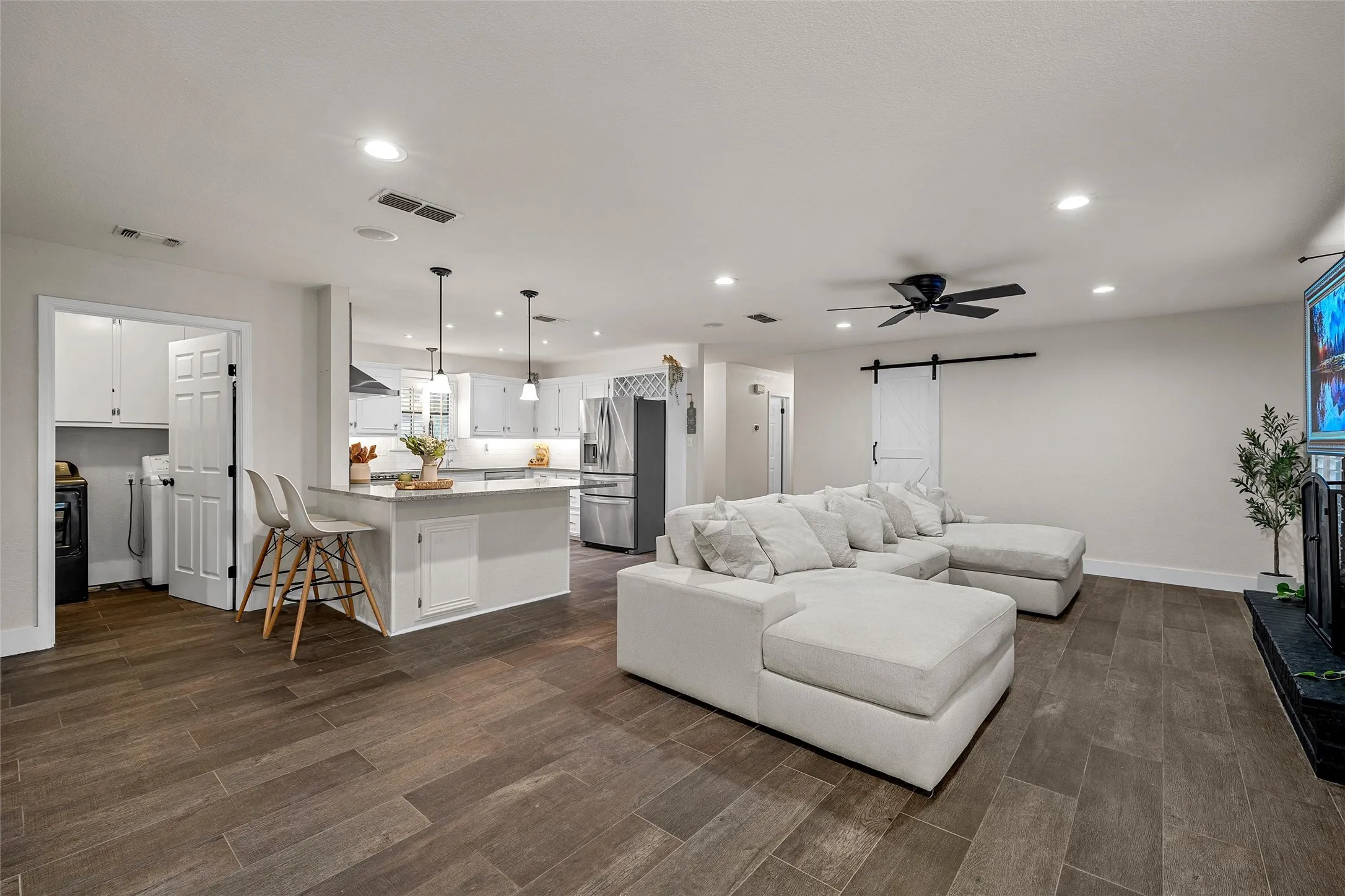 Single Family Residence For Sale in Bosque County , 401 N Avenue V, Clifton, Texas 76634, 3 Bedroom, 2 Bathroom, 2 Garage spaces, 1,878 Sqft, built in 1989, mls#21331304, Real Estate Agent in Clifton, Homes For Sale in Bosque county, Homes For Sale in Clifton, Realtor in Clifton Texas, Real Estate Brokerage Independent Realty Texas, Luminita Cordes Realtor
