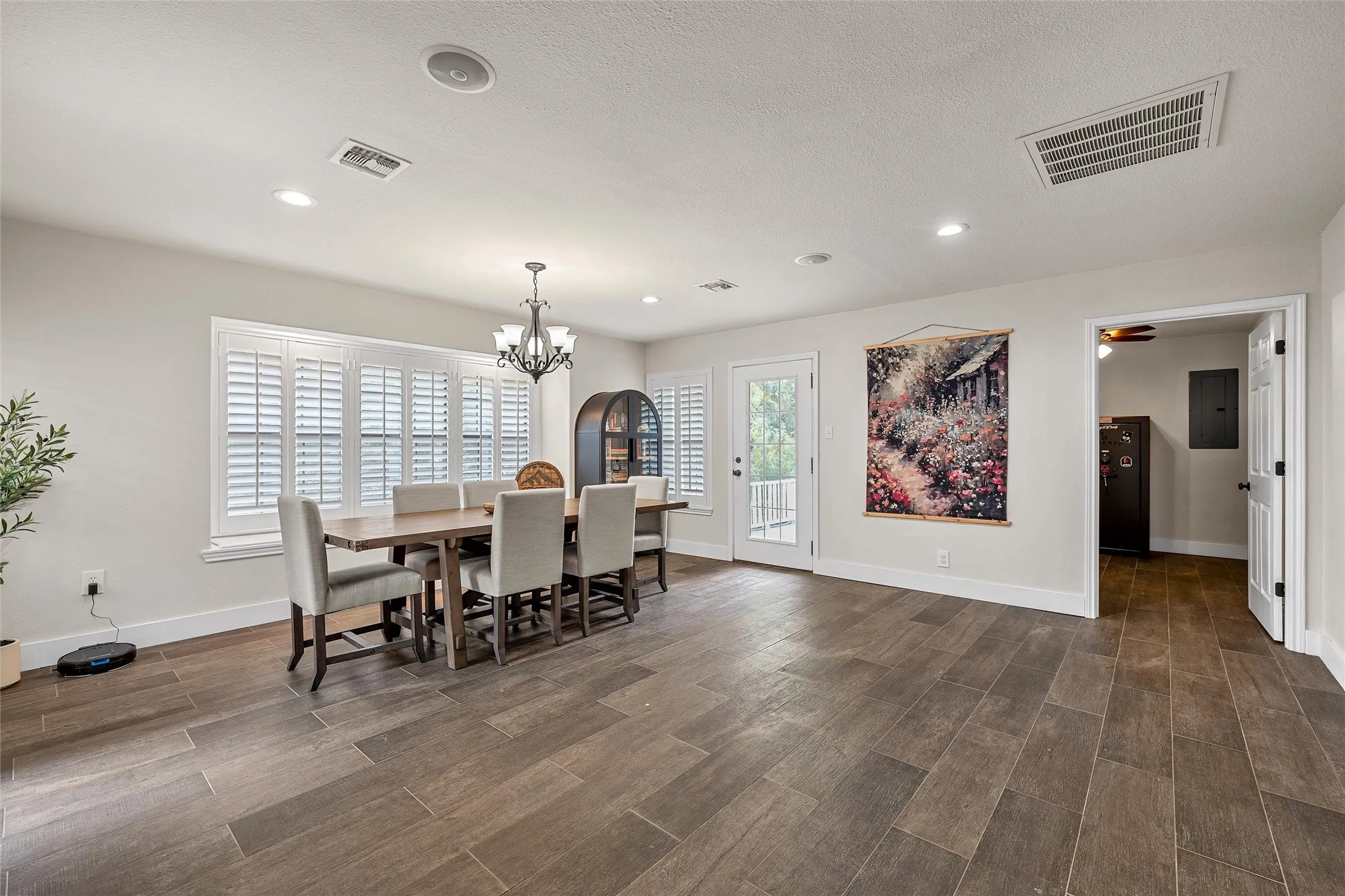 Single Family Residence For Sale in Bosque County , 401 N Avenue V, Clifton, Texas 76634, 3 Bedroom, 2 Bathroom, 2 Garage spaces, 1,878 Sqft, built in 1989, mls#21331304, Real Estate Agent in Clifton, Homes For Sale in Bosque county, Homes For Sale in Clifton, Realtor in Clifton Texas, Real Estate Brokerage Independent Realty Texas, Luminita Cordes Realtor