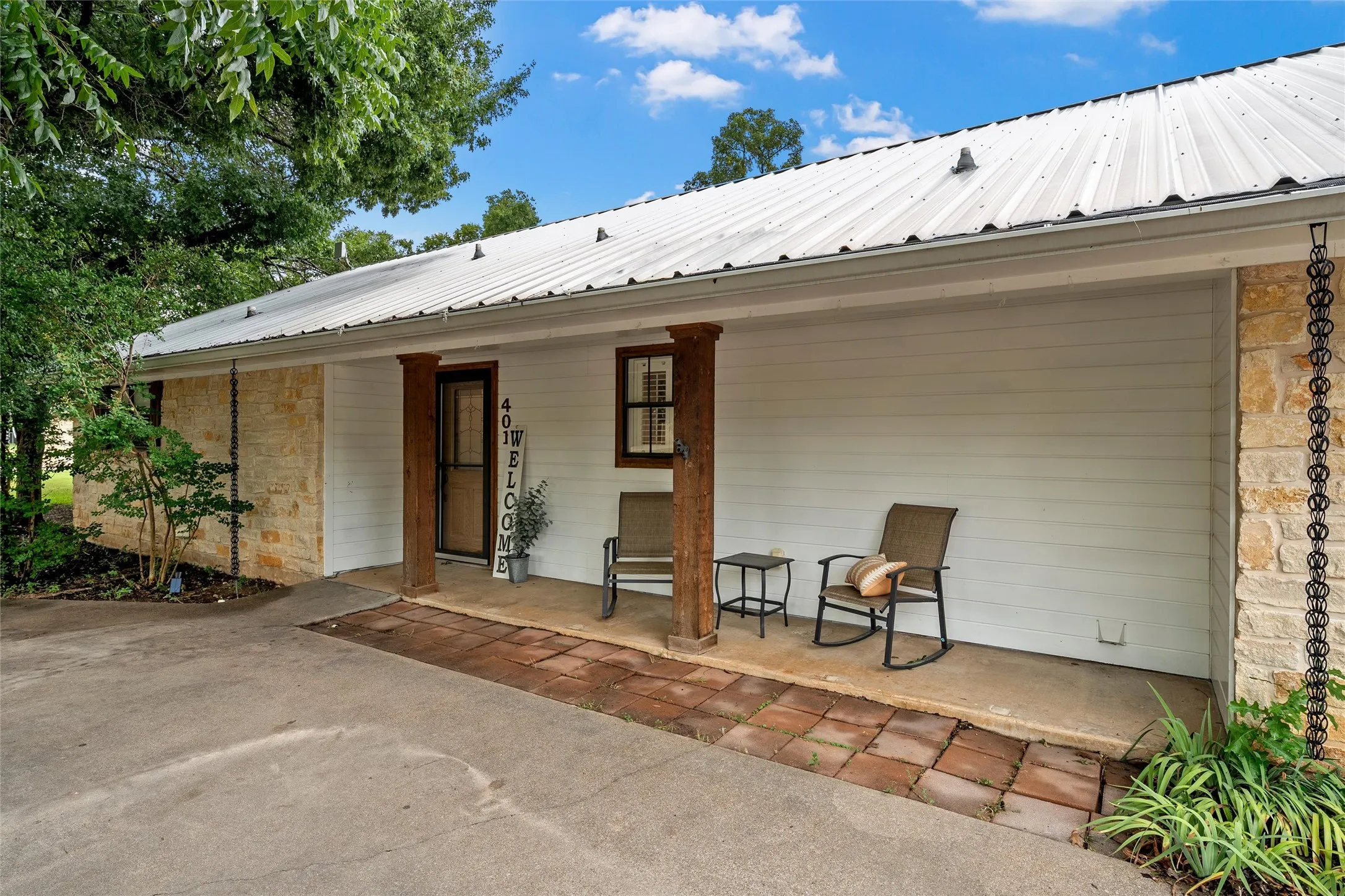 Single Family Residence For Sale in Bosque County , 401 N Avenue V, Clifton, Texas 76634, 3 Bedroom, 2 Bathroom, 2 Garage spaces, 1,878 Sqft, built in 1989, mls#21331304, Real Estate Agent in Clifton, Homes For Sale in Bosque county, Homes For Sale in Clifton, Realtor in Clifton Texas, Real Estate Brokerage Independent Realty Texas, Luminita Cordes Realtor